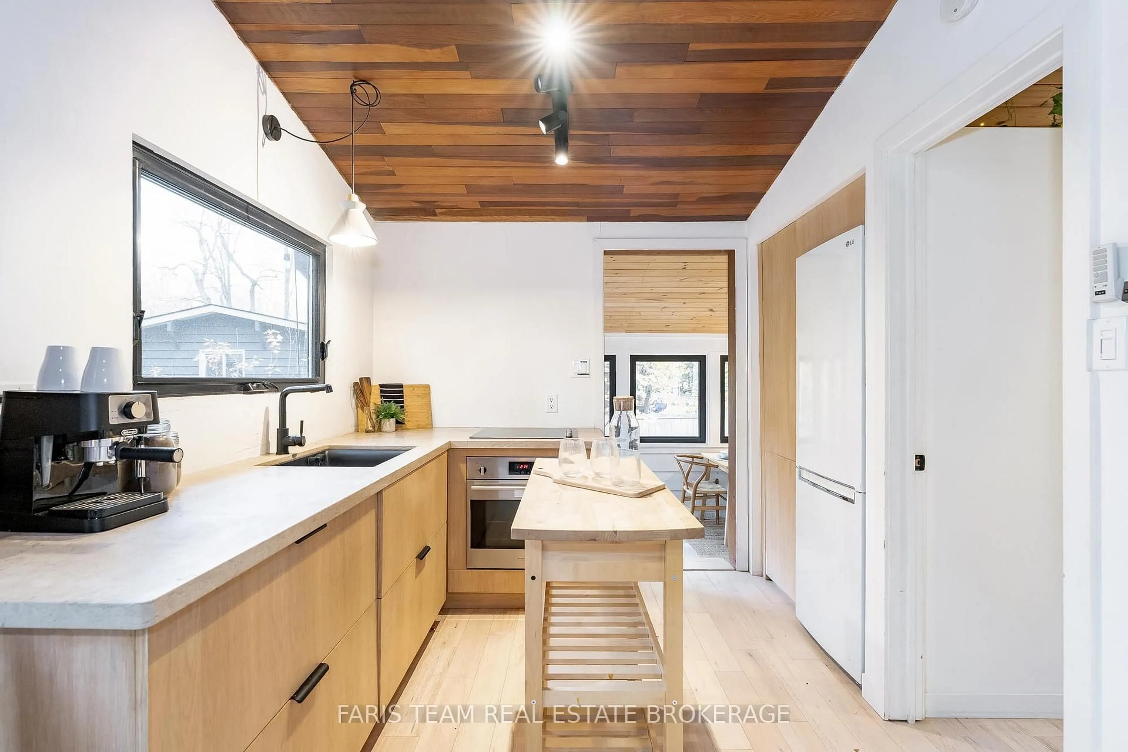 Contemporary kitchen, unknown for 7475 Island Cres, Severn Ontario L0K 2B0