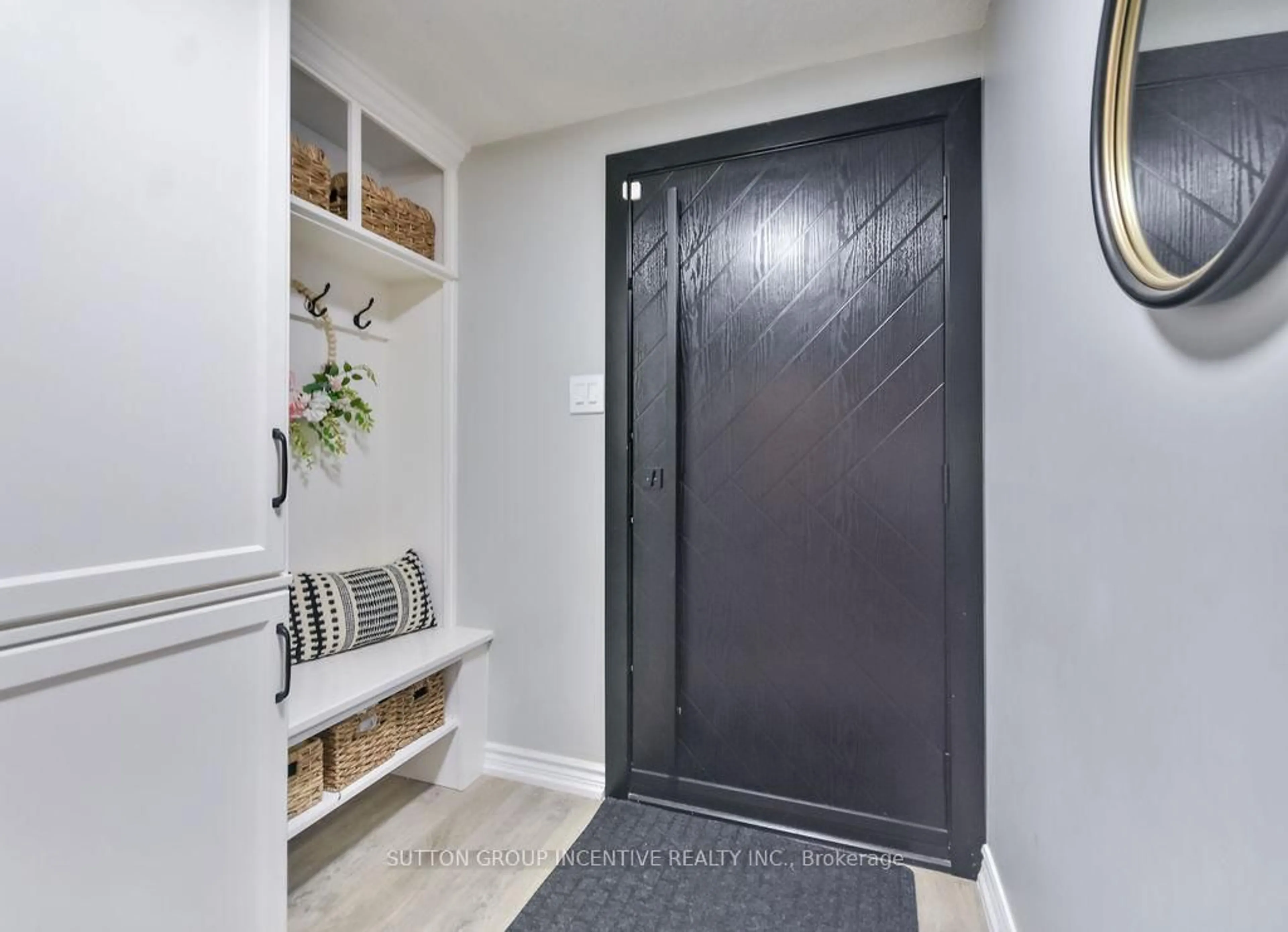 Indoor entryway for 29 Wells Cres, Barrie Ontario L4N 5W8