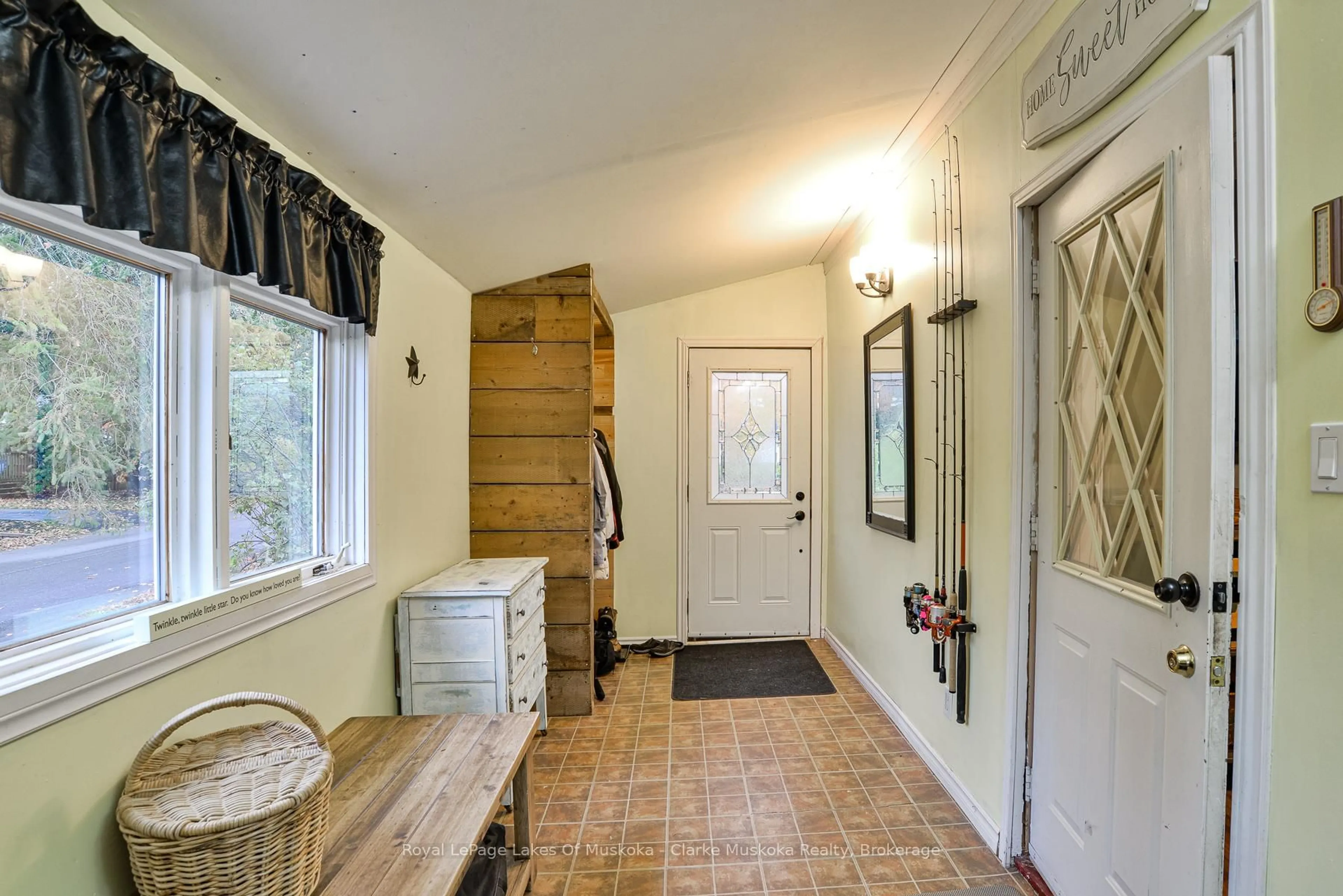 Indoor entryway for 313 Ouida St, Tay Ontario L0K 2C0