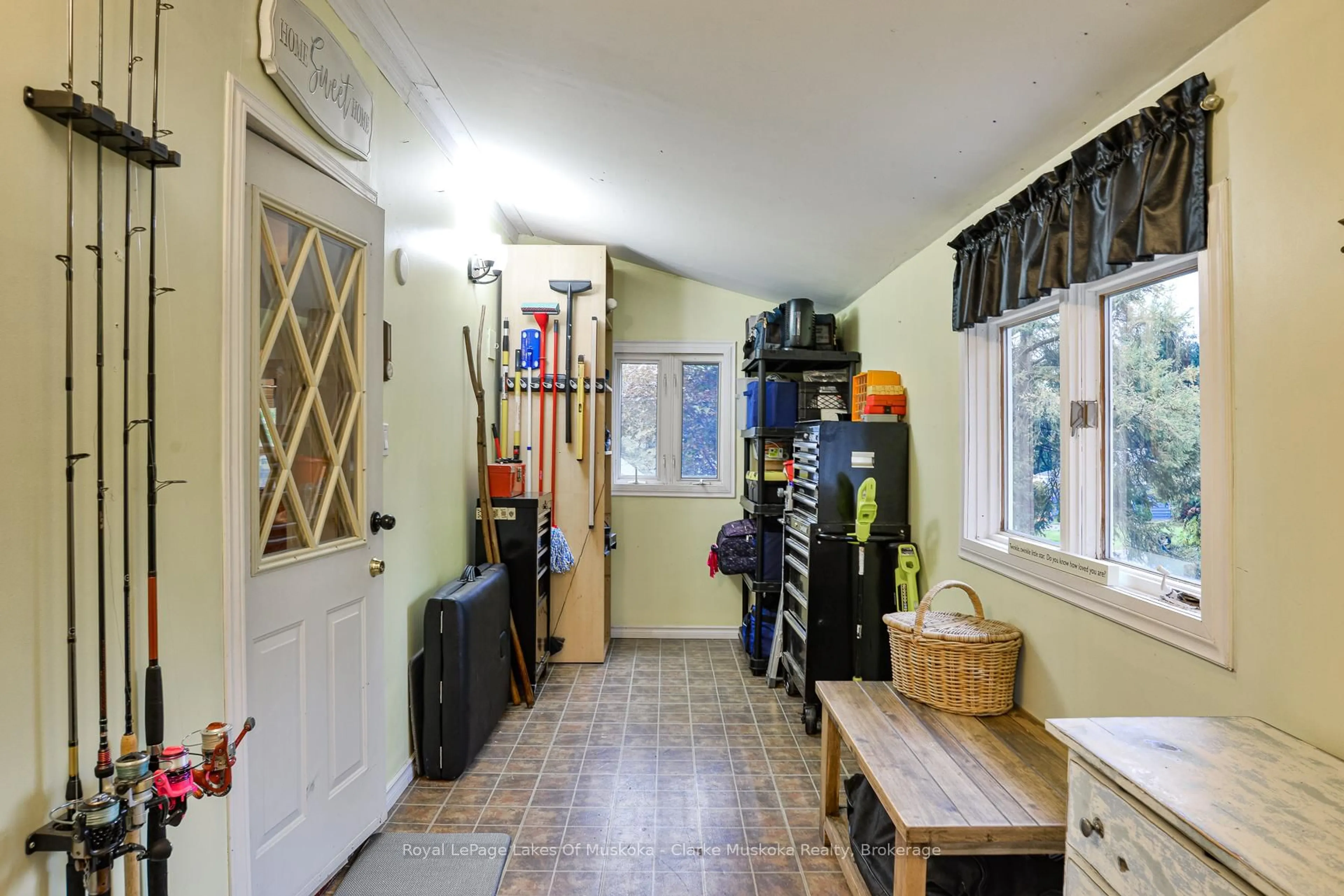 Indoor entryway for 313 Ouida St, Tay Ontario L0K 2C0