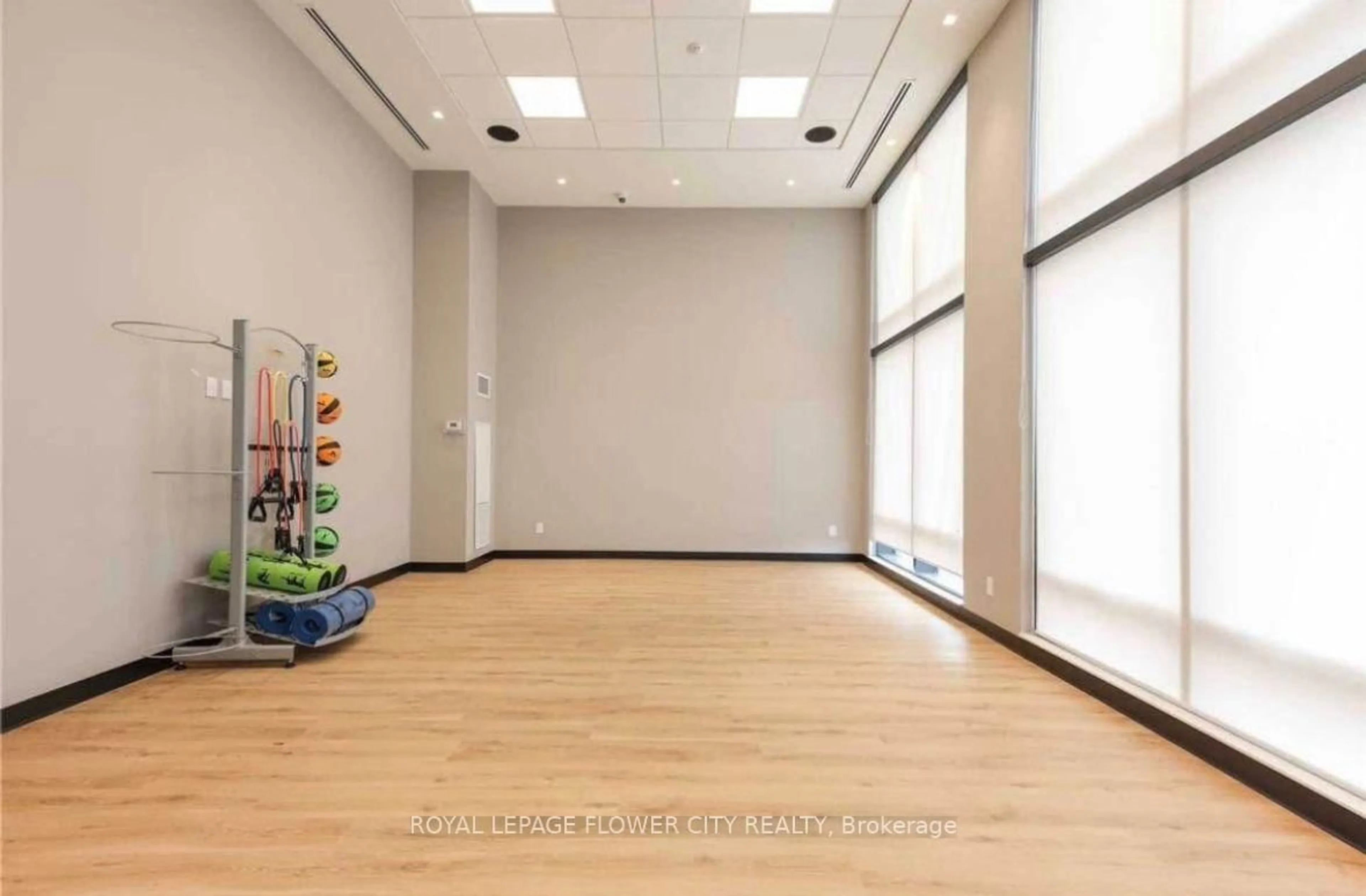 Indoor foyer for 681 Yonge St #524, Barrie Ontario L4N 4E8