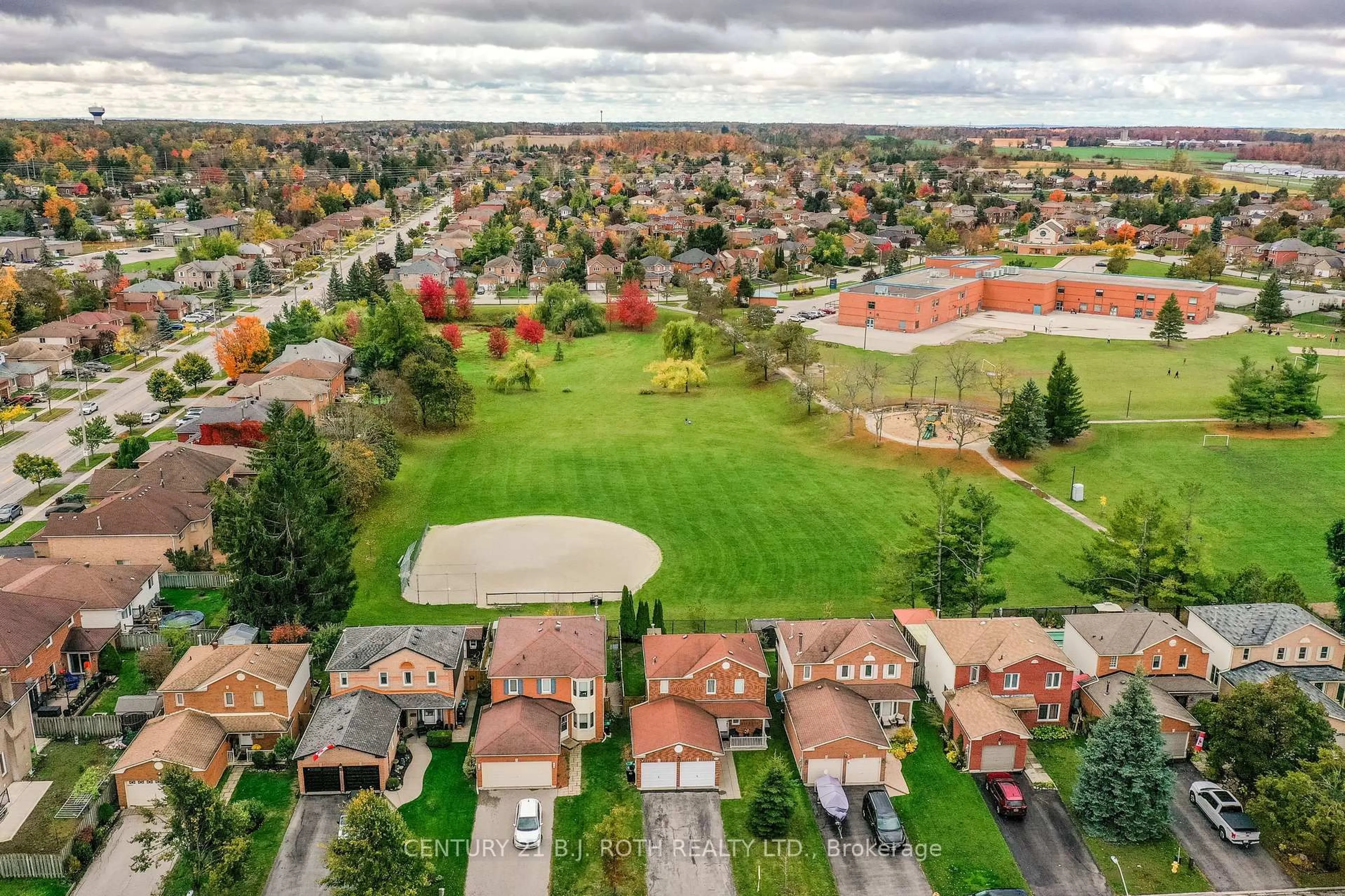 A pic from outside/outdoor area/front of a property/back of a property/a pic from drone, street for 12 BURKE Dr, Barrie Ontario L4N 7J3
