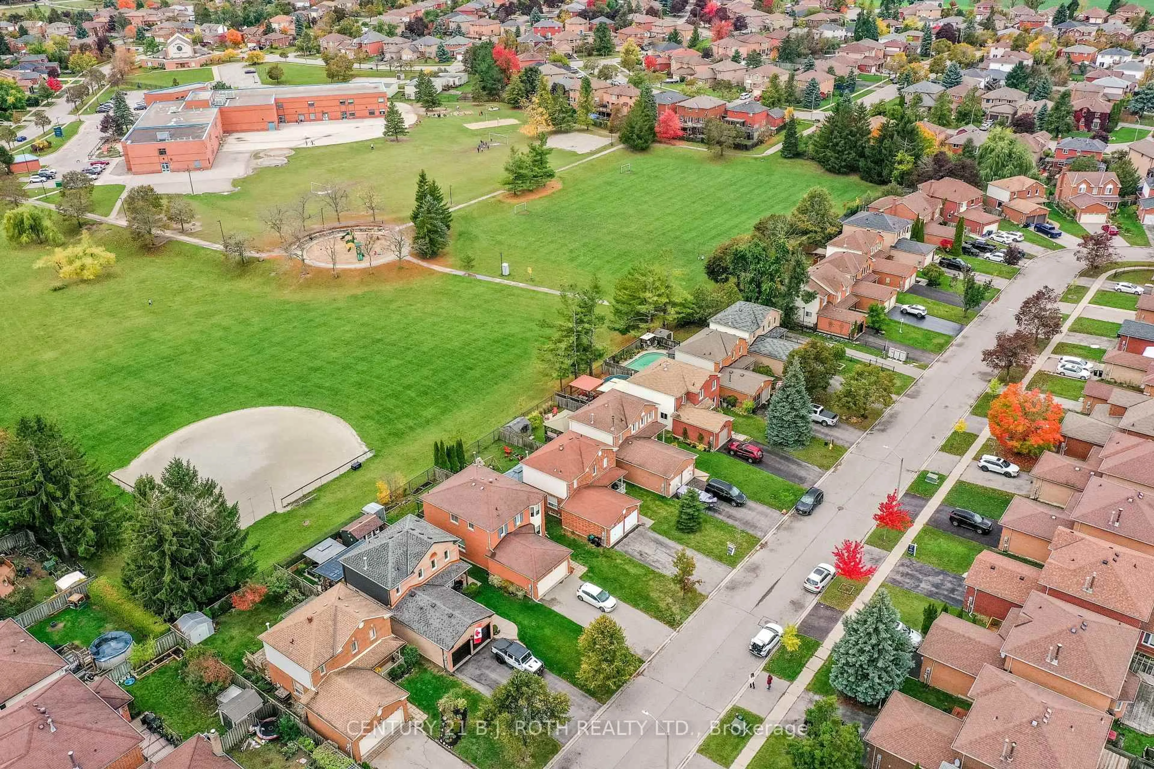 A pic from outside/outdoor area/front of a property/back of a property/a pic from drone, street for 12 BURKE Dr, Barrie Ontario L4N 7J3