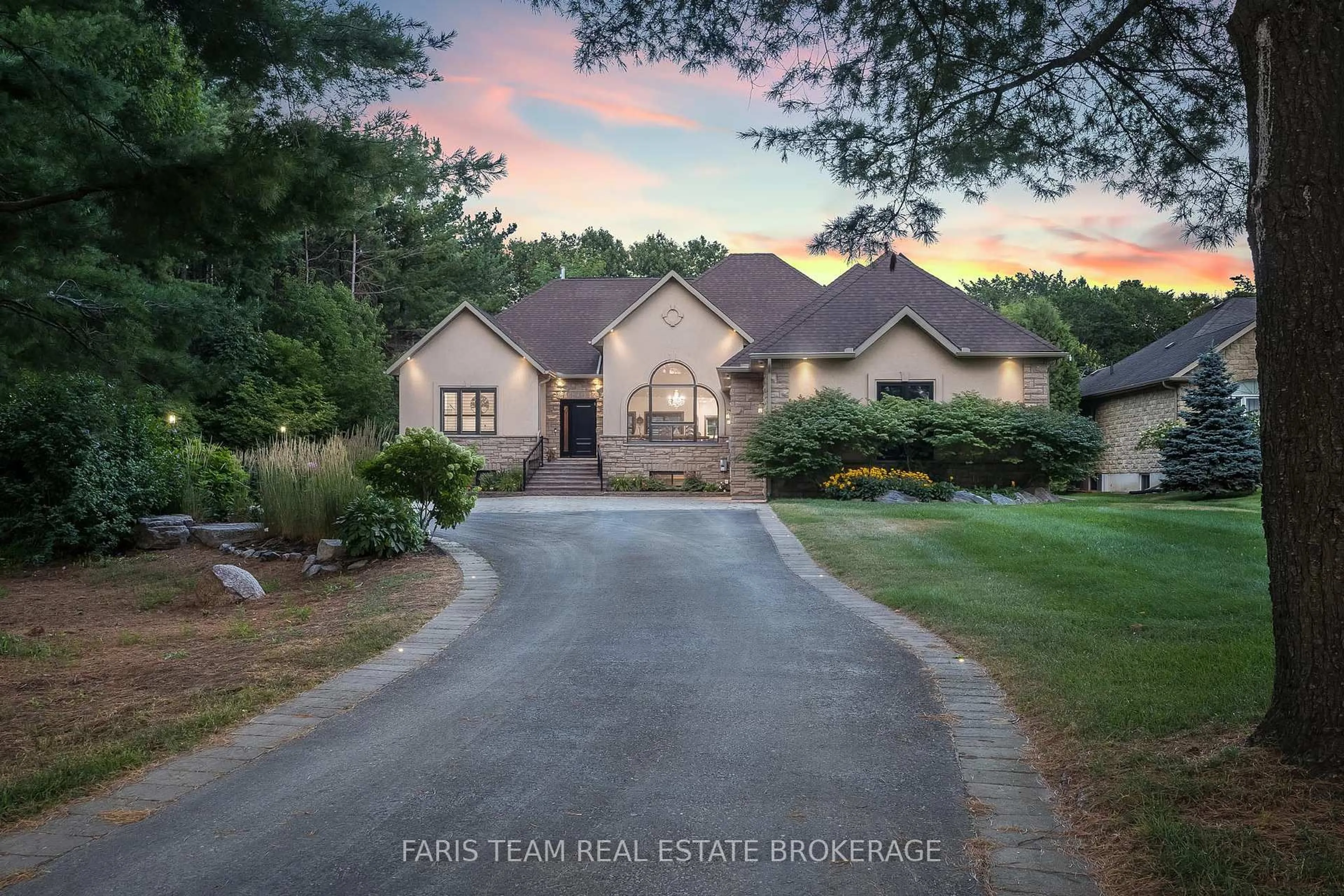 A pic from outside/outdoor area/front of a property/back of a property/a pic from drone, street for 1609 Wedgewood Dr, Wasaga Beach Ontario L9Z 1R8