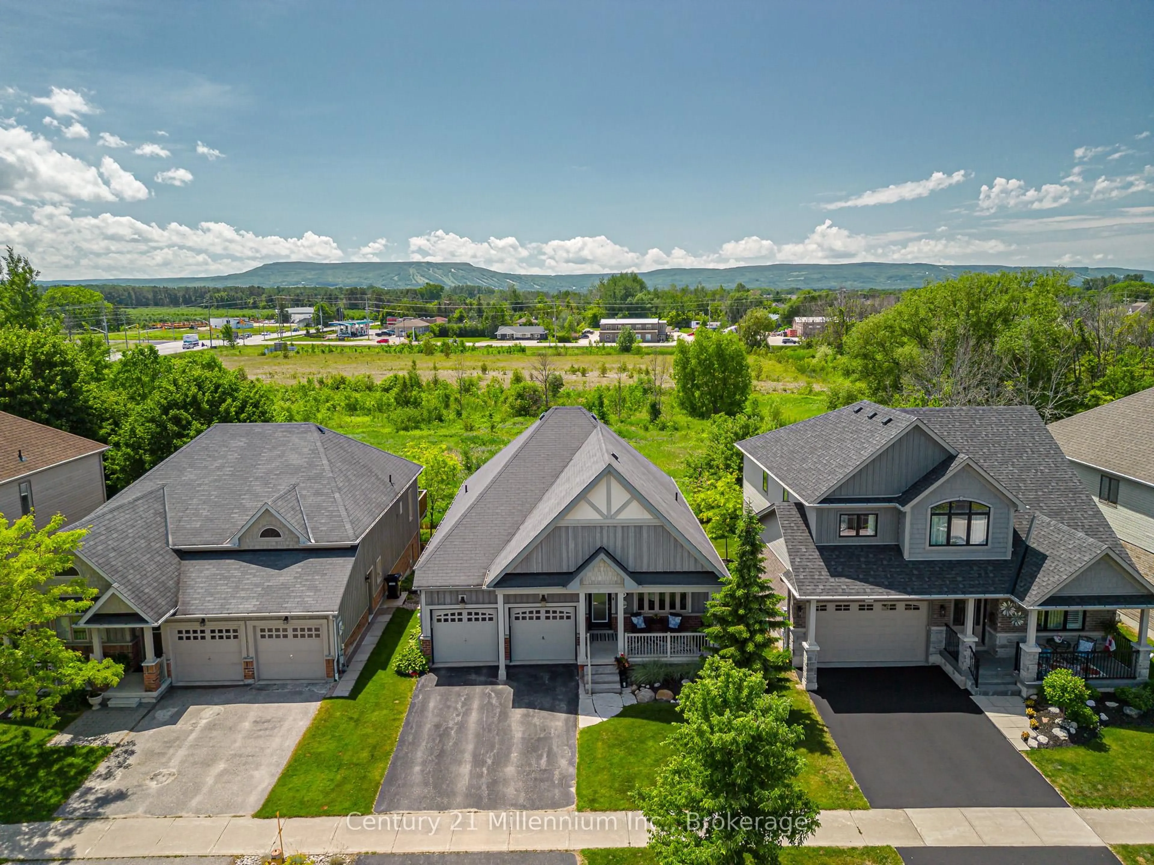 A pic from outside/outdoor area/front of a property/back of a property/a pic from drone, mountain view for 19 Hughes St, Collingwood Ontario L9Y 0W7