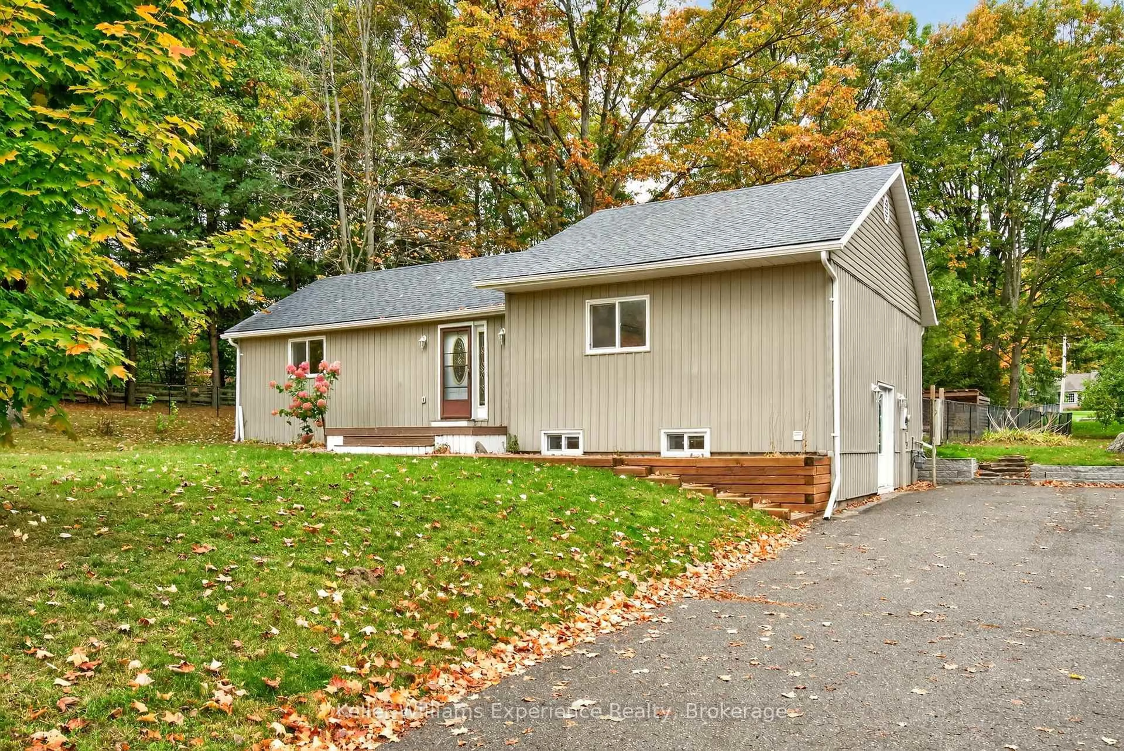 Home with vinyl exterior material, street for 1504 Golf Link Rd, Midland Ontario L4R 5L4