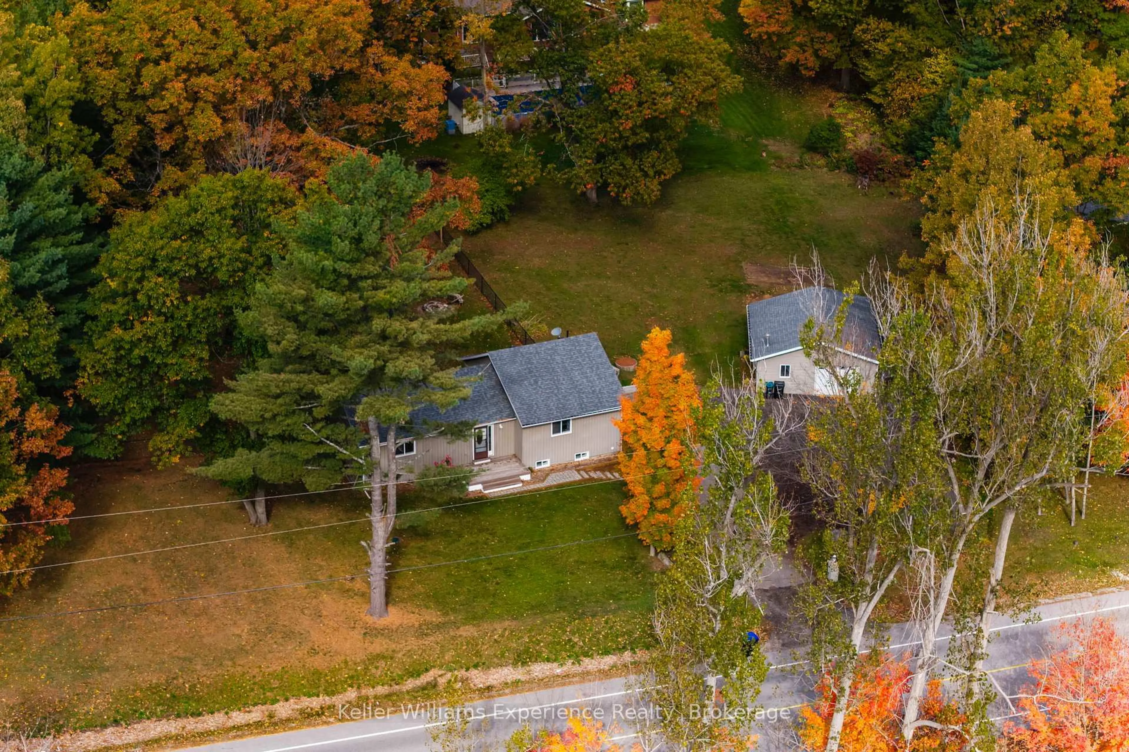 A pic from outside/outdoor area/front of a property/back of a property/a pic from drone, street for 1504 Golf Link Rd, Midland Ontario L4R 5L4
