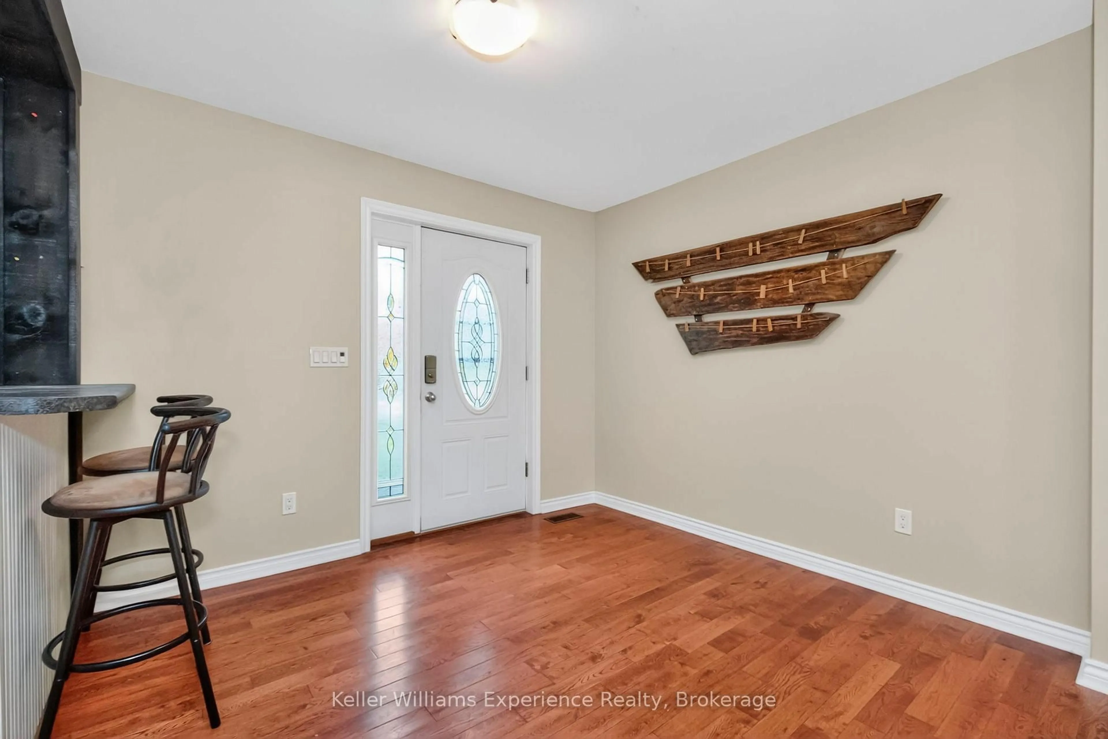 Indoor entryway for 1504 Golf Link Rd, Midland Ontario L4R 5L4