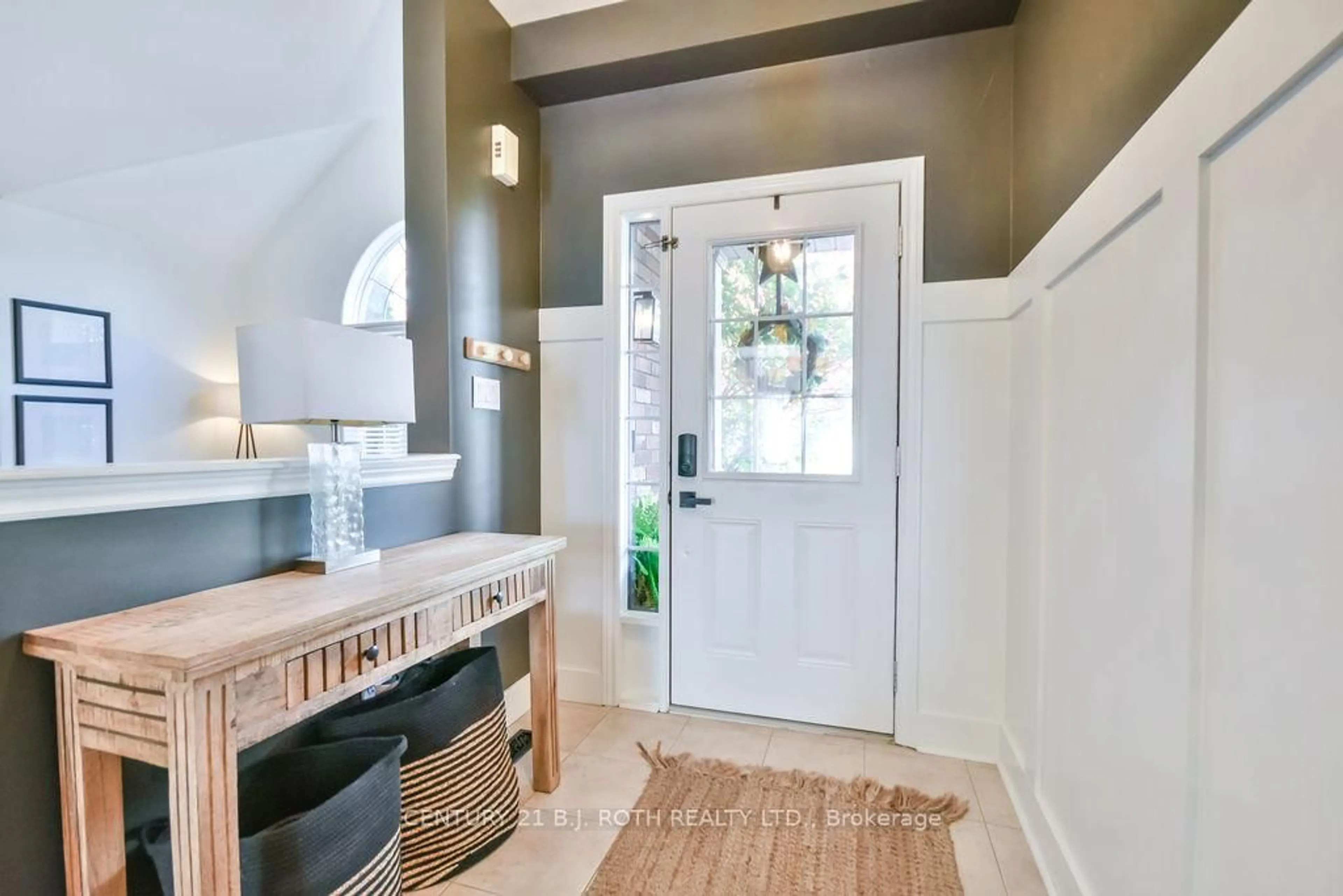 Indoor entryway for 11 Blackbird Lane, Barrie Ontario L4N 0Z1