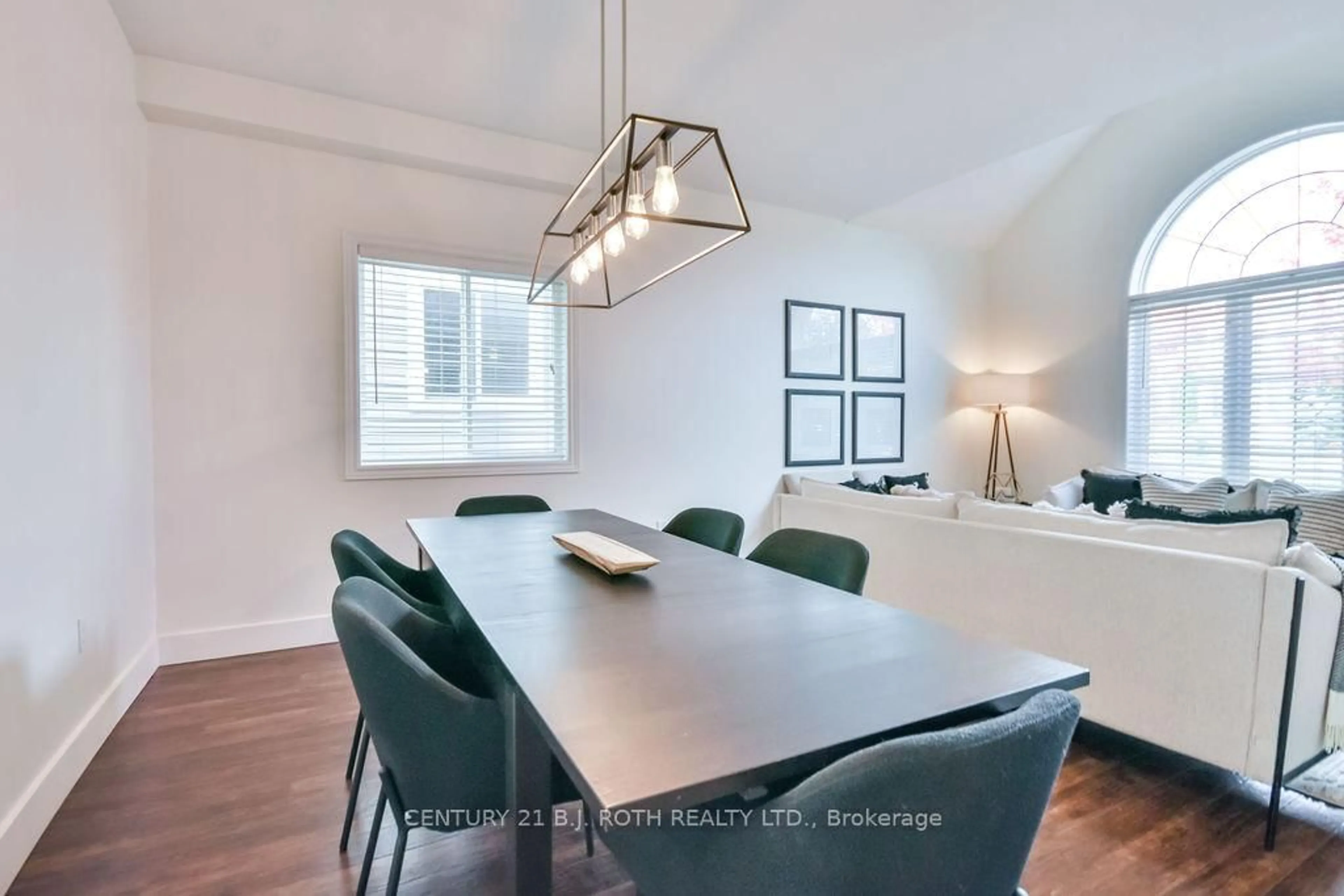 Dining room, wood/laminate floor for 11 Blackbird Lane, Barrie Ontario L4N 0Z1