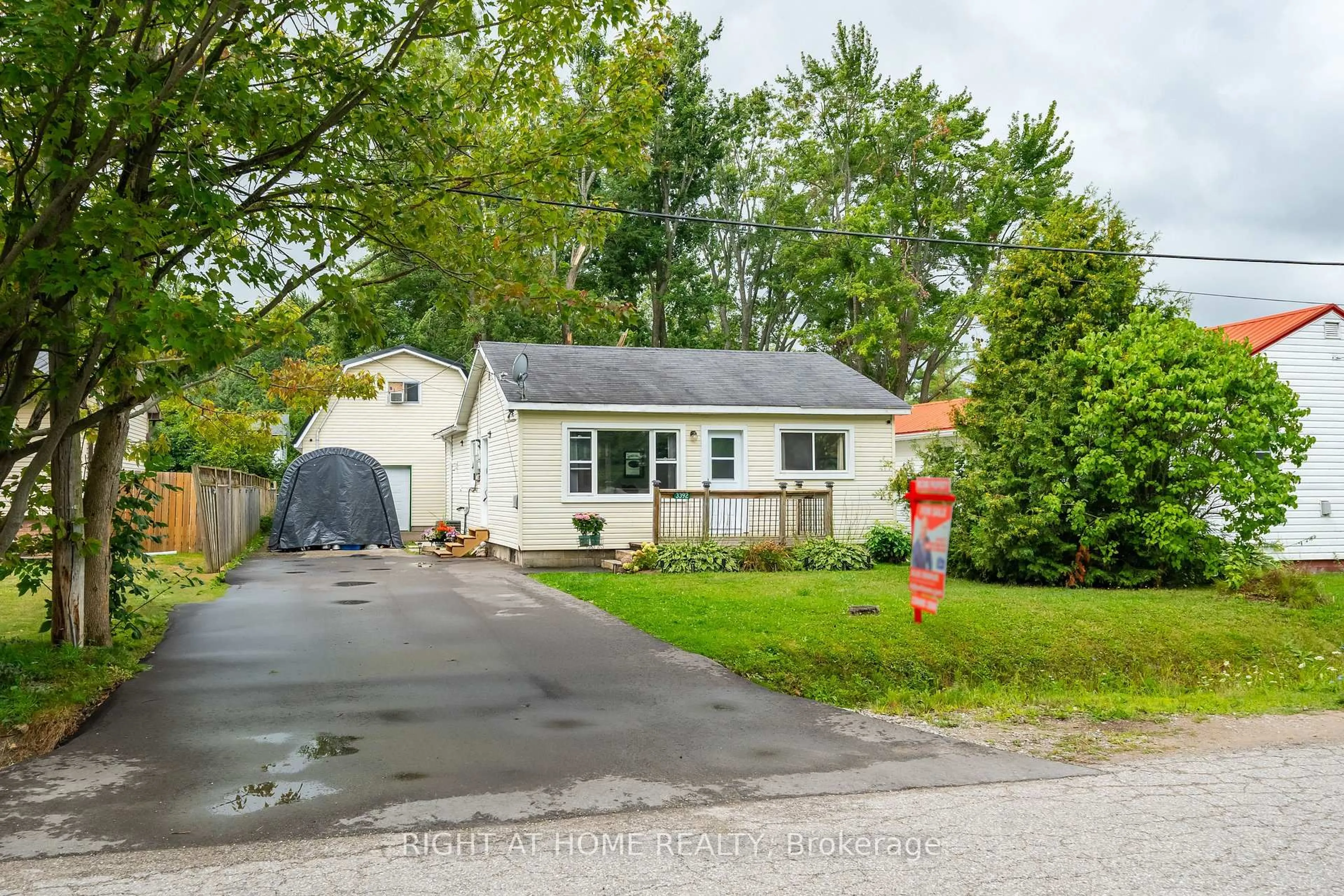 A pic from outside/outdoor area/front of a property/back of a property/a pic from drone, street for 3392 Coronation Ave, Severn Ontario L0K 1G0