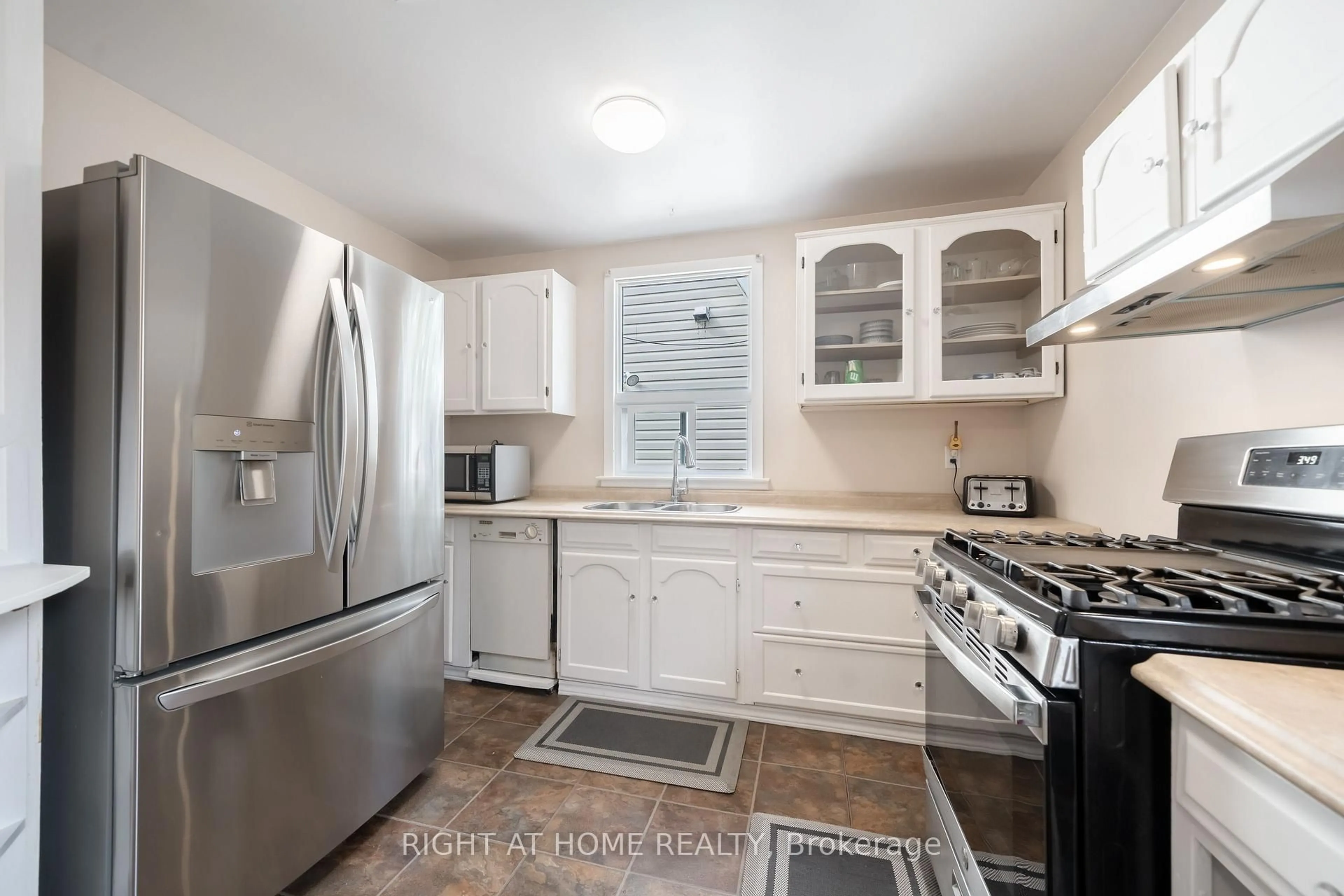 Standard kitchen, ceramic/tile floor for 3392 Coronation Ave, Severn Ontario L0K 1G0