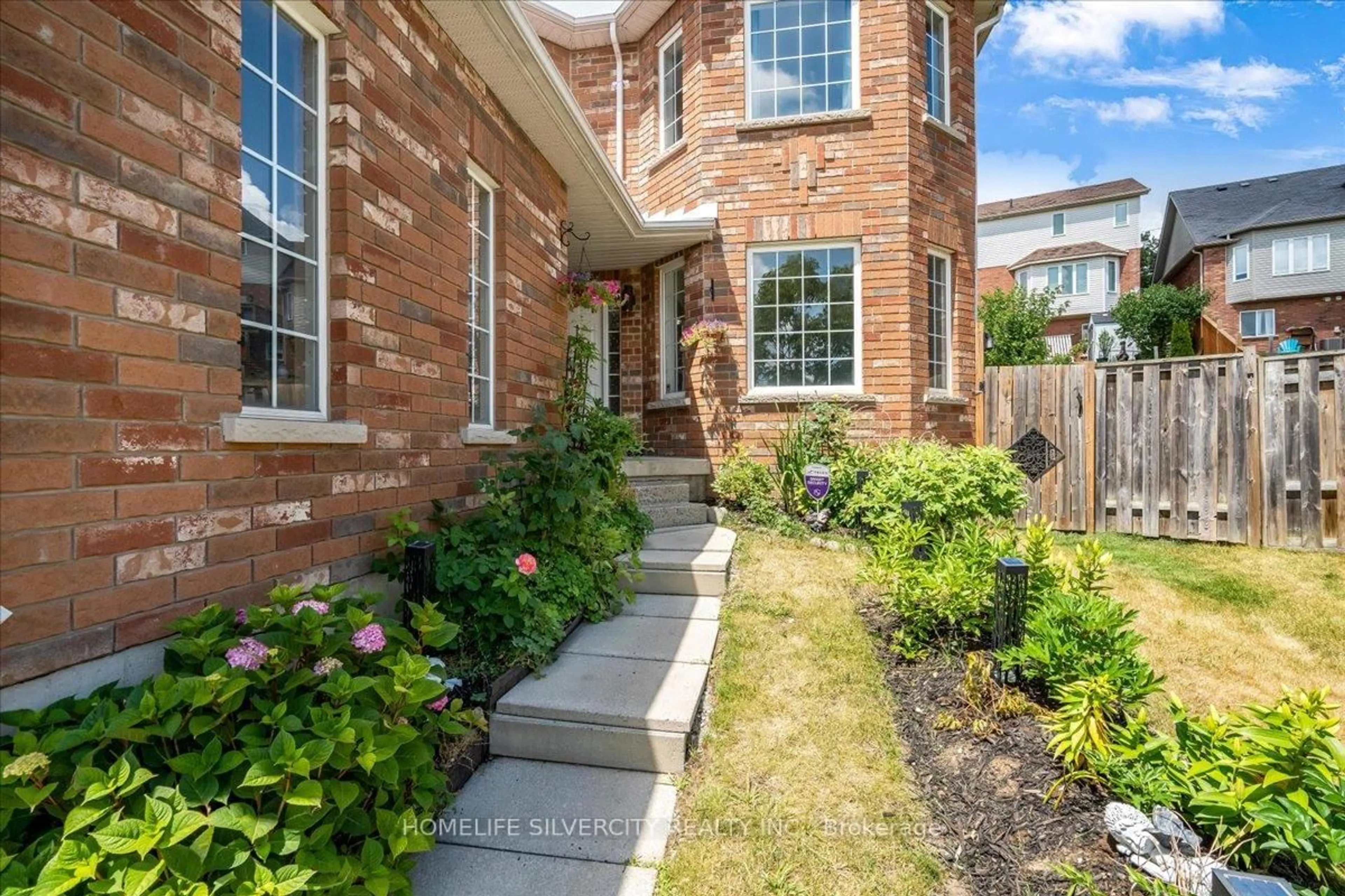 Home with brick exterior material, street for 40 Bird St, Barrie Ontario L4N 0X4