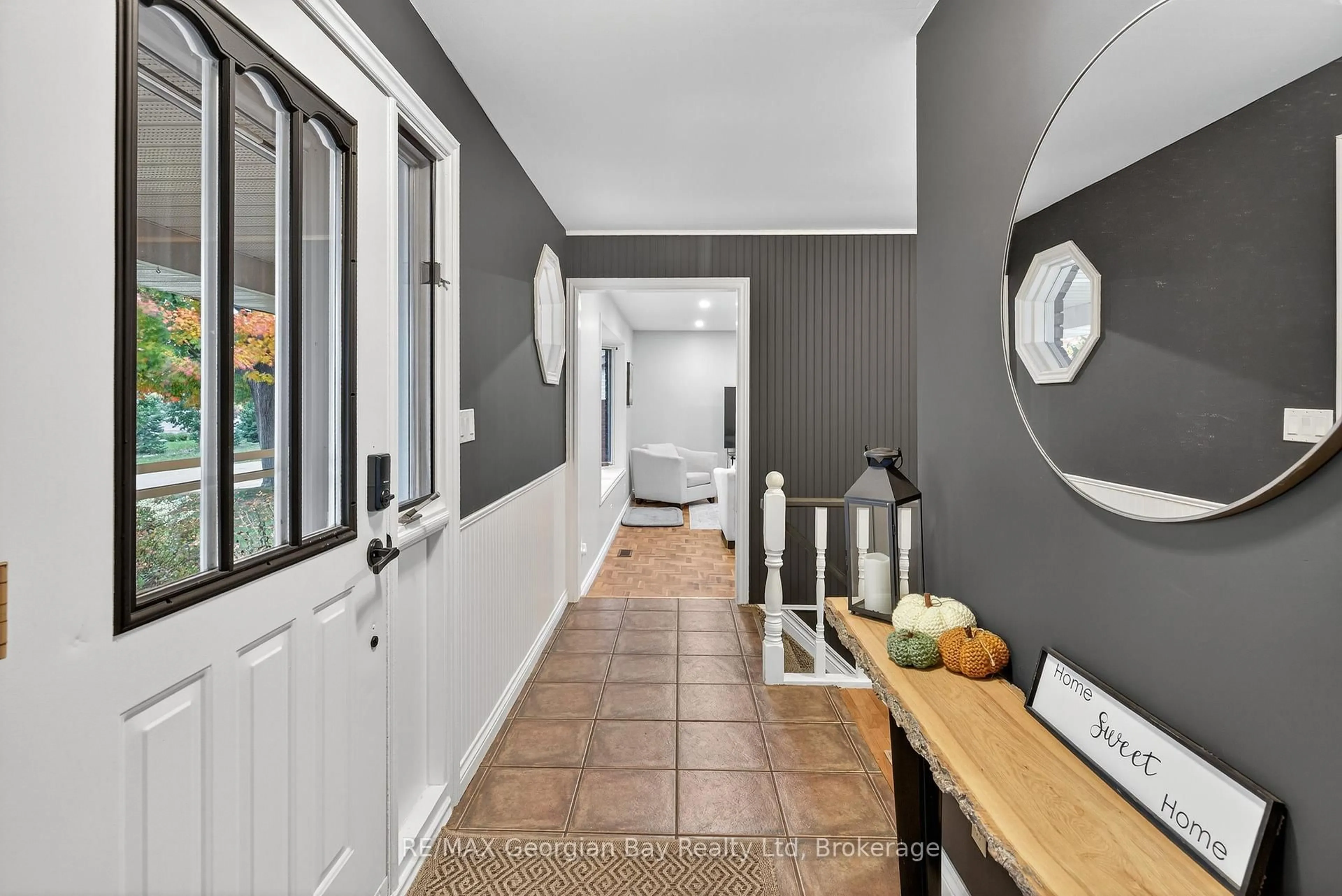 Indoor entryway for 93 Edward St, Penetanguishene Ontario L9M 1J3