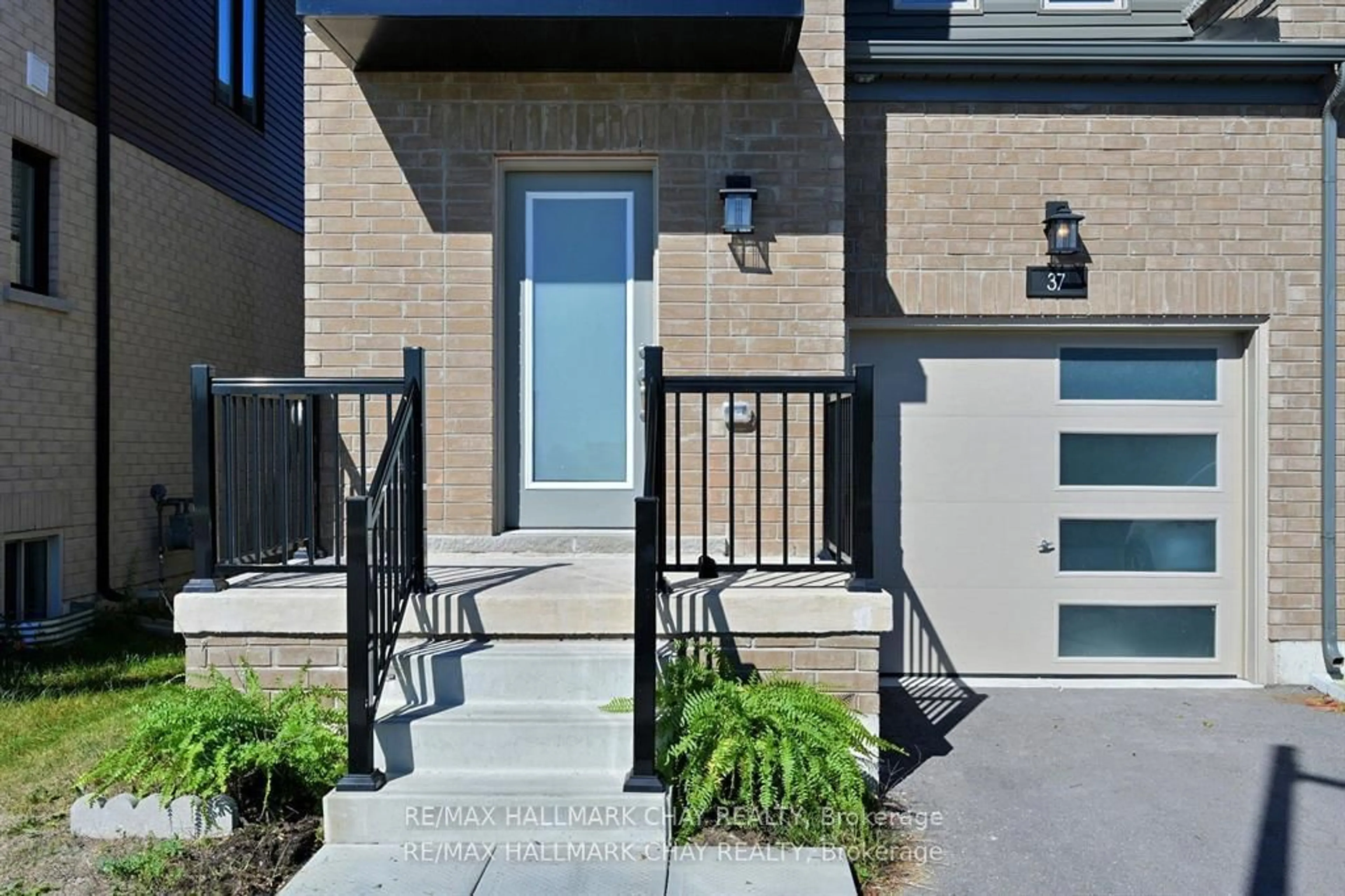 Home with brick exterior material, street for 37 Turnberry Lane, Barrie Ontario L9J 0M8