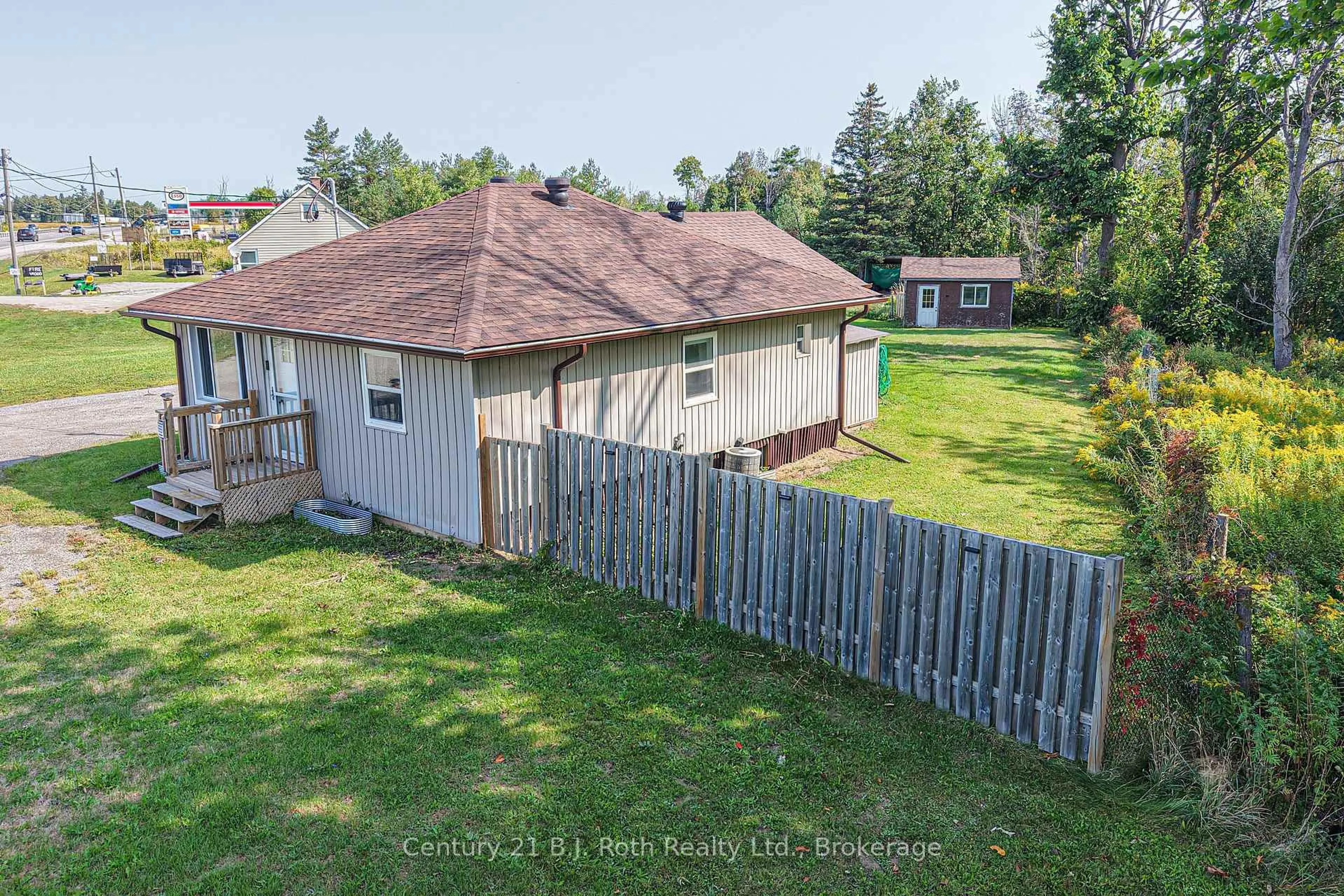 A pic from outside/outdoor area/front of a property/back of a property/a pic from drone, street for 8441 11 Highway, Severn Ontario L3V 0N3