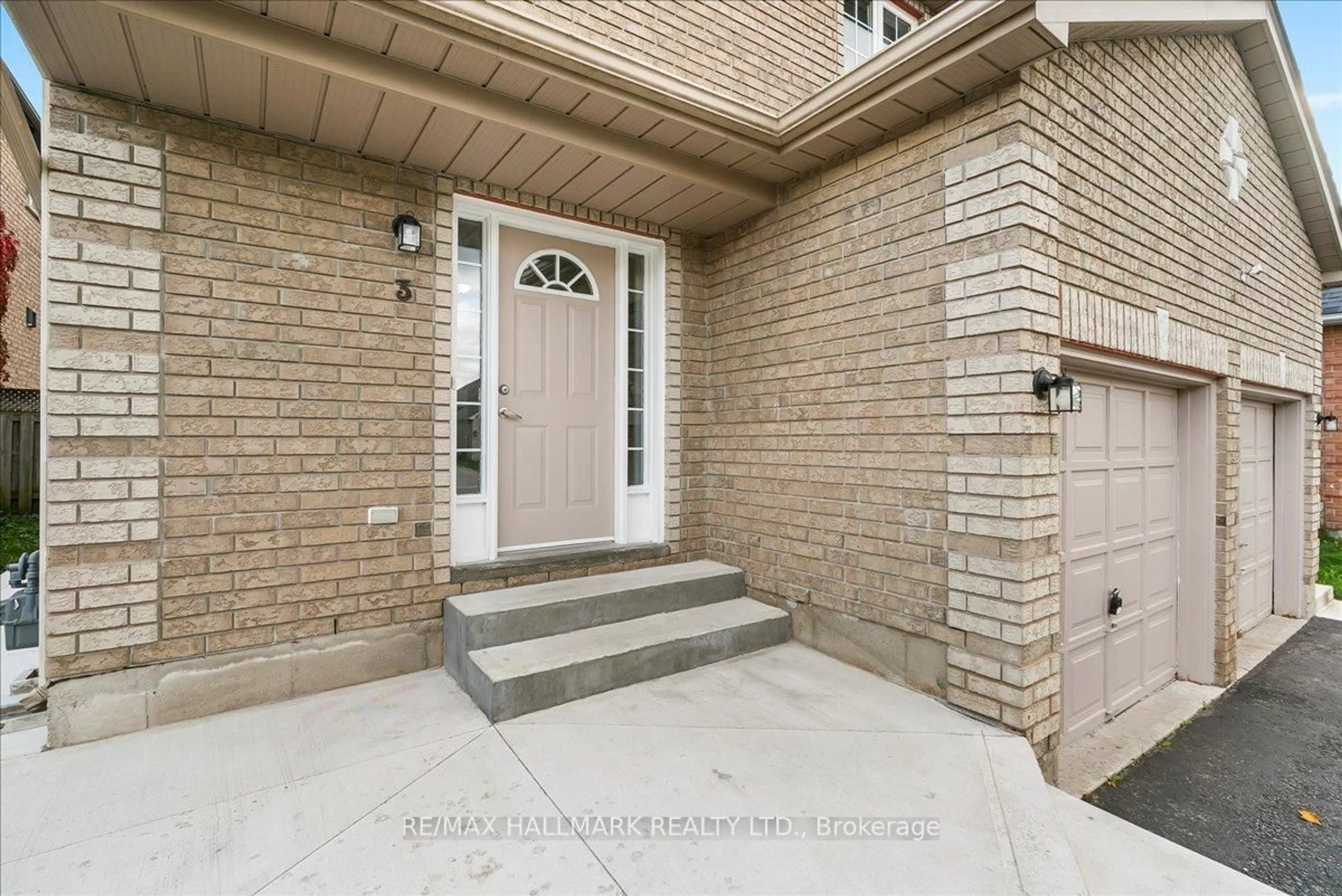 Indoor entryway for 3 Masters Dr, Barrie Ontario L4M 6W4