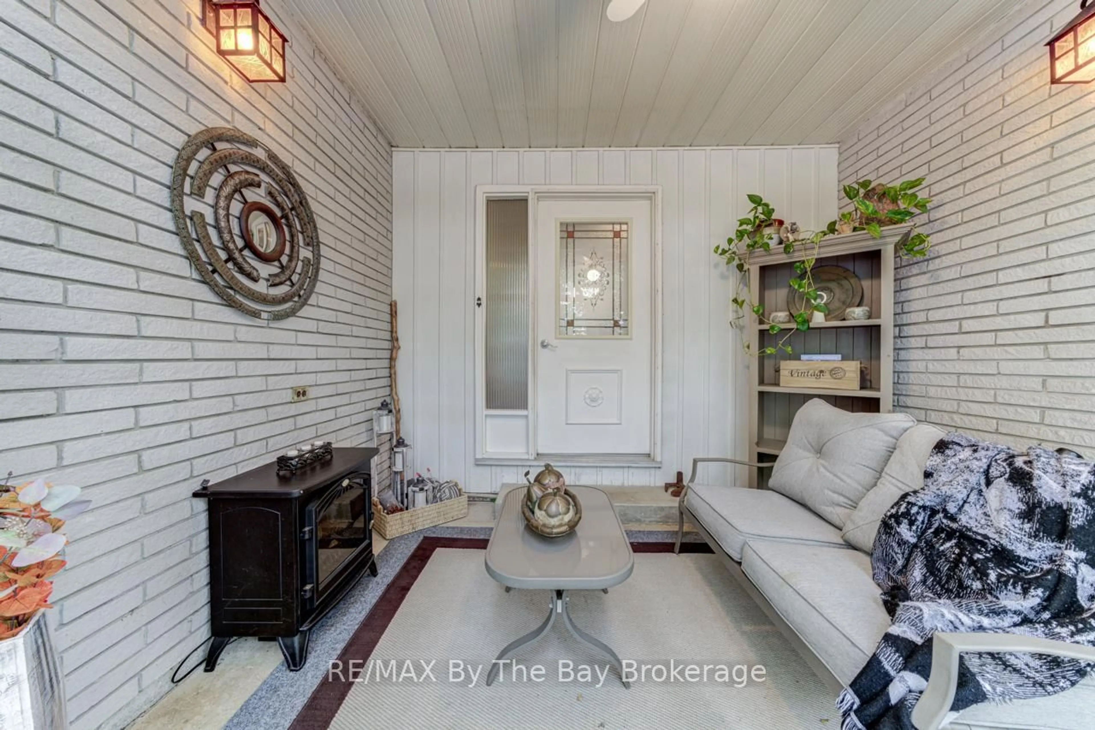 Indoor entryway for 1819 River Rd, Wasaga Beach Ontario L9Z 2X5