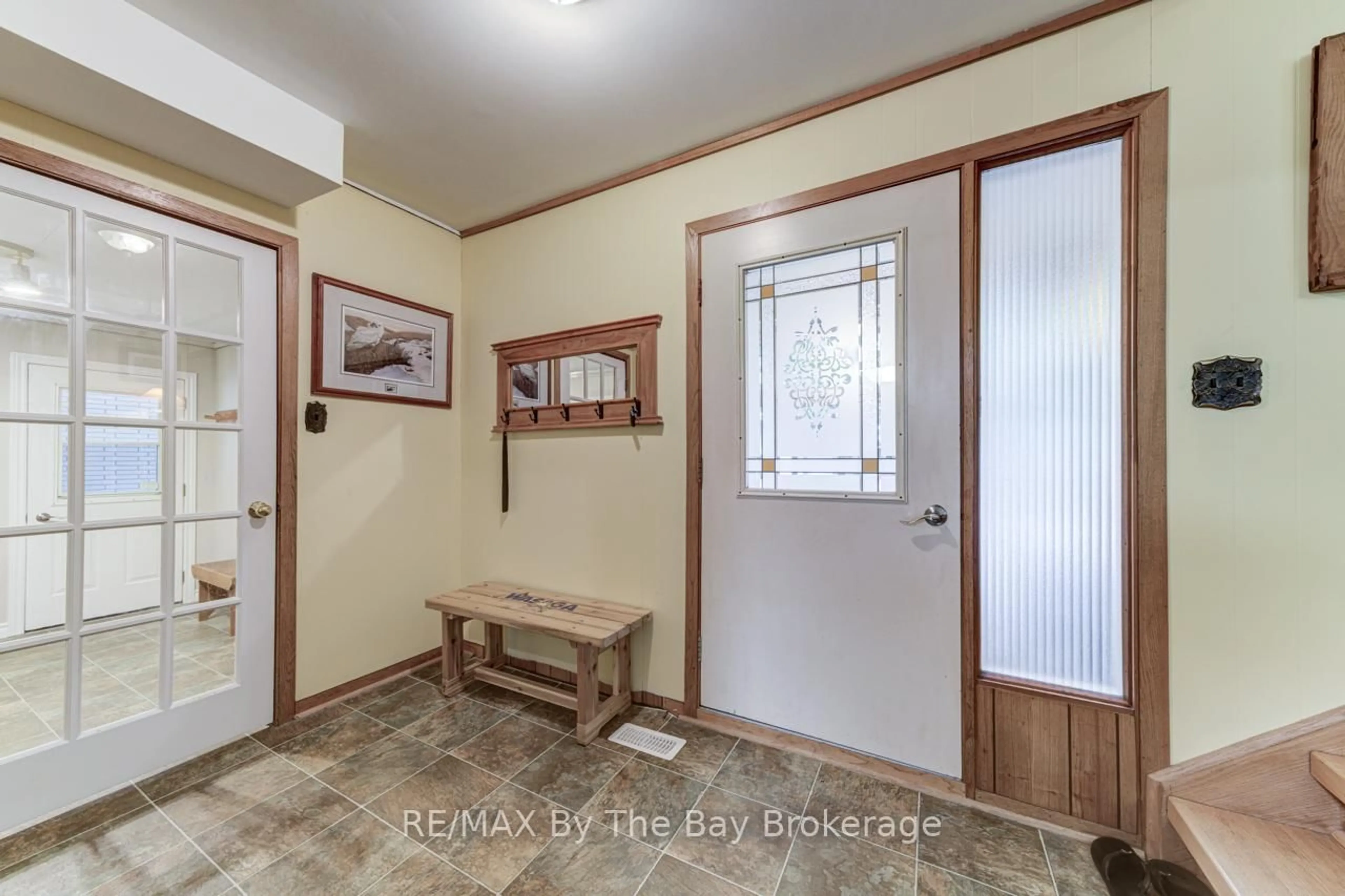 Indoor entryway for 1819 River Rd, Wasaga Beach Ontario L9Z 2X5