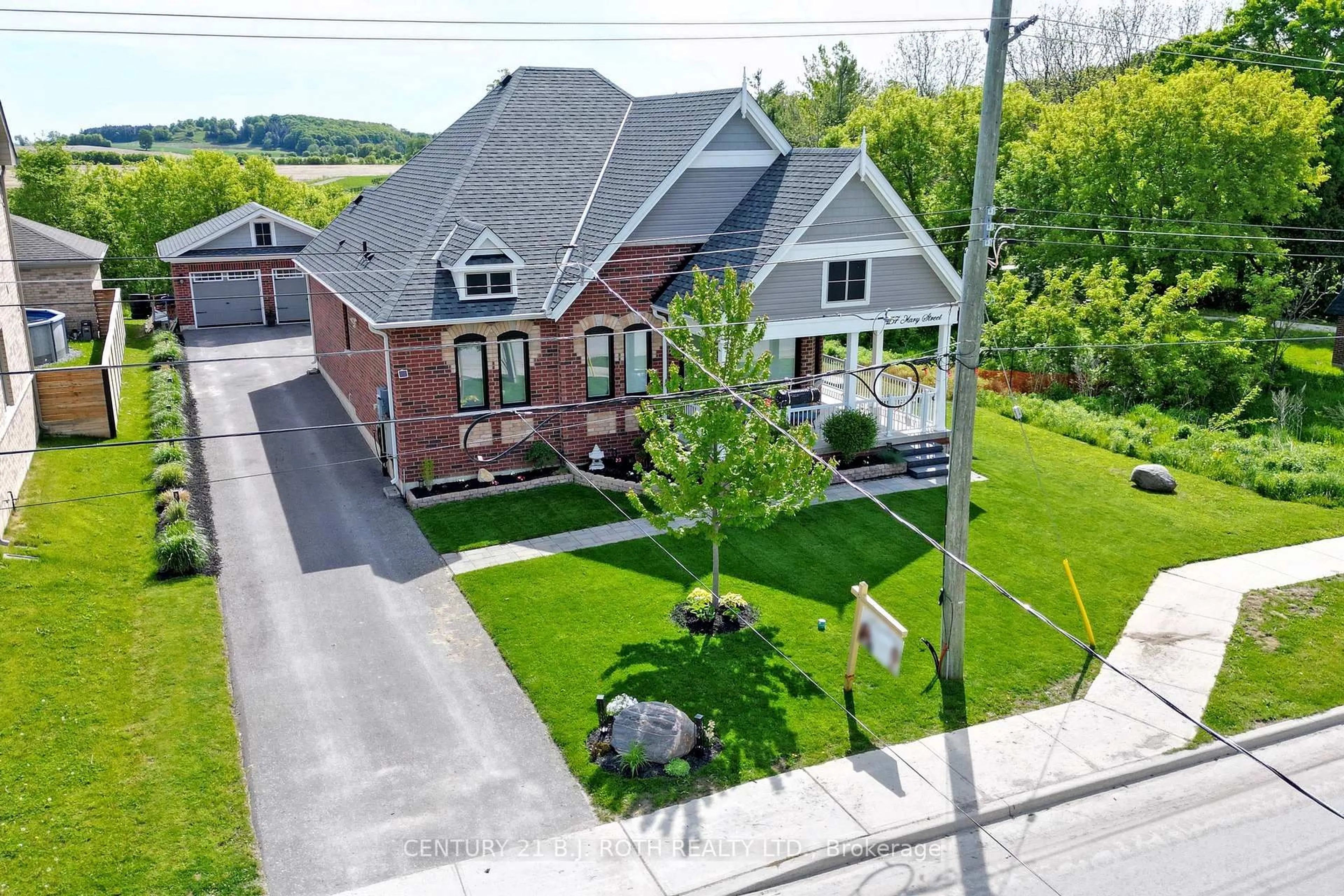 A pic from outside/outdoor area/front of a property/back of a property/a pic from drone, street for 157 Mary St, Clearview Ontario L0M 1G0