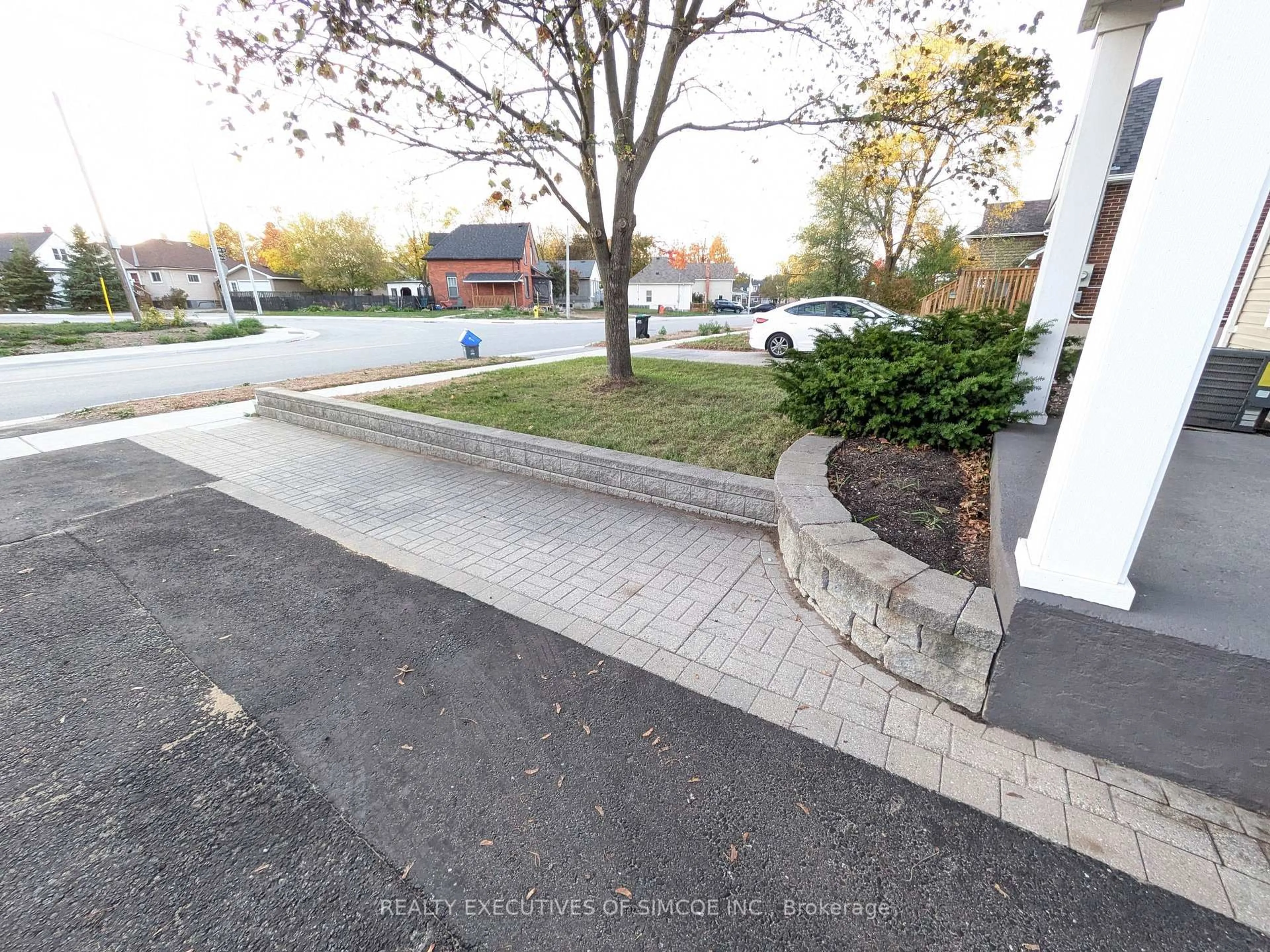 A pic from outside/outdoor area/front of a property/back of a property/a pic from drone, street for 127 Innisfil St, Barrie Ontario L4N 3E6