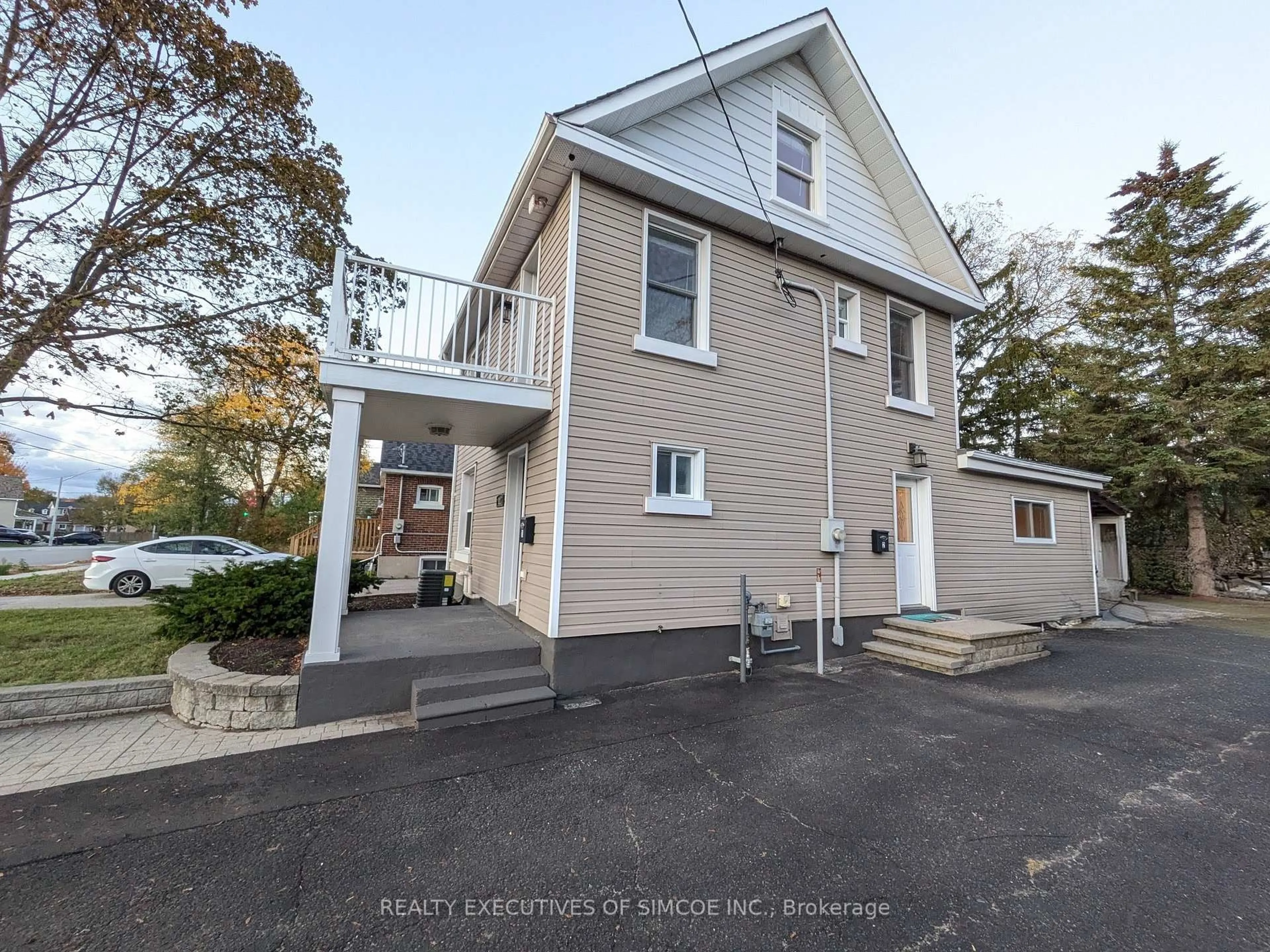 A pic from outside/outdoor area/front of a property/back of a property/a pic from drone, street for 127 Innisfil St, Barrie Ontario L4N 3E6