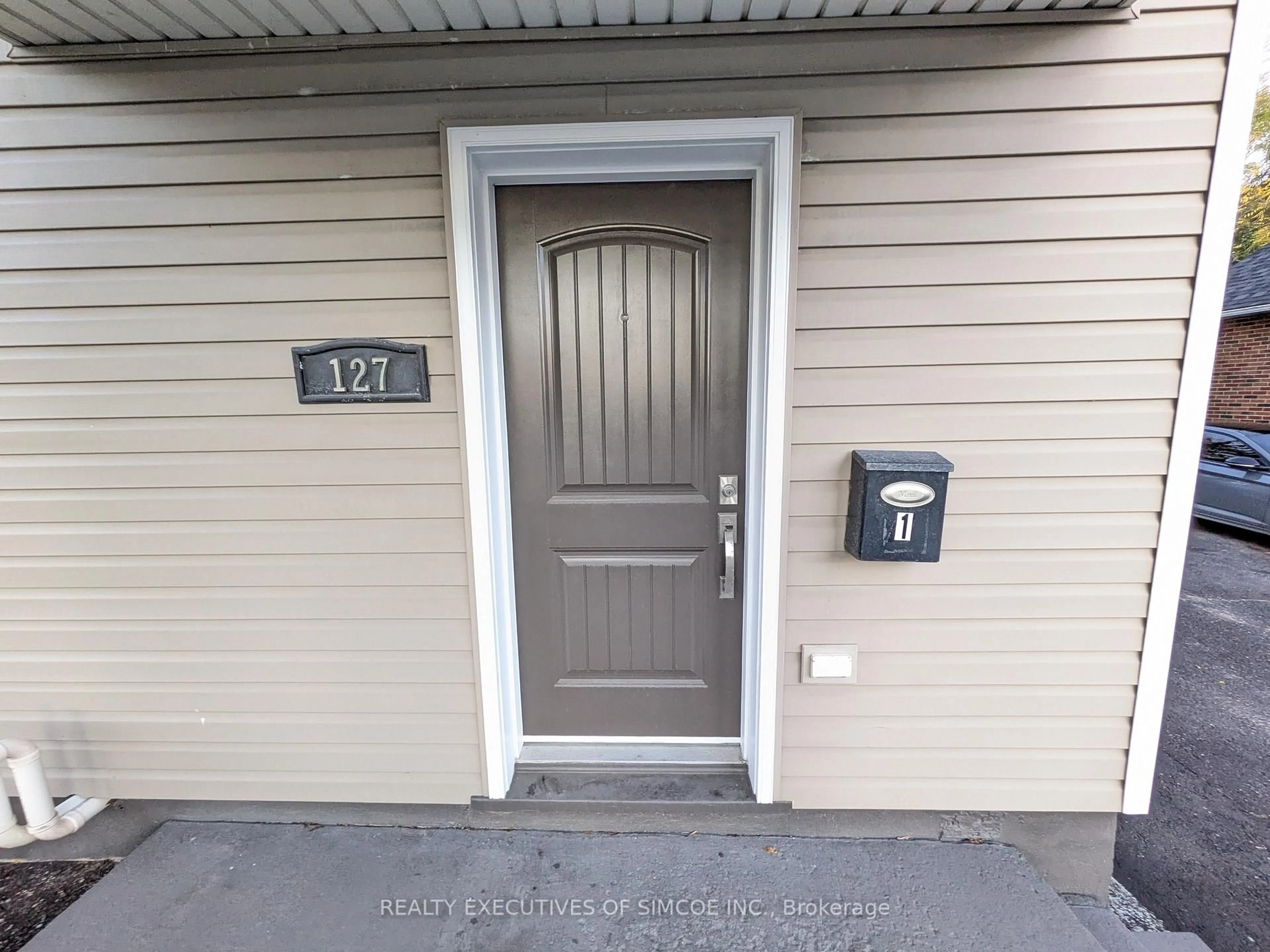 Indoor entryway for 127 Innisfil St, Barrie Ontario L4N 3E6