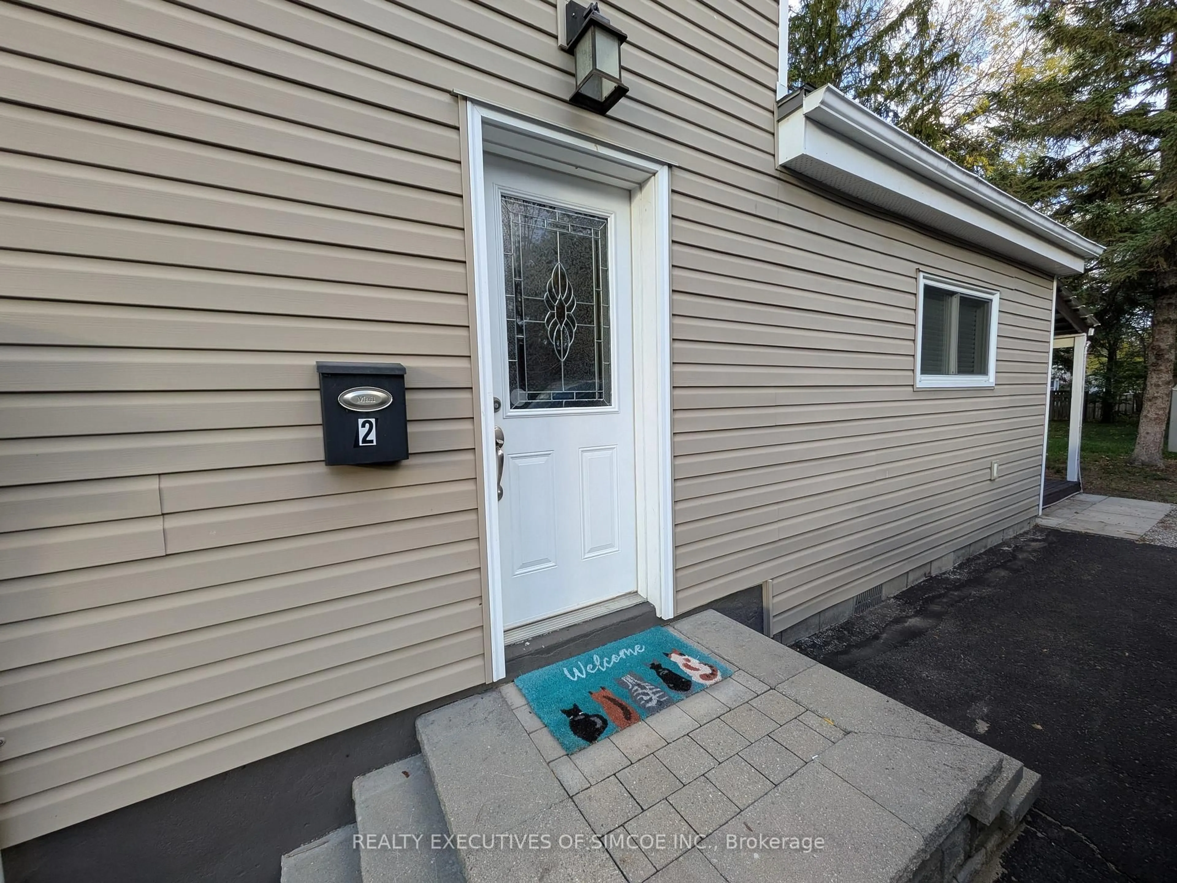Indoor entryway for 127 Innisfil St, Barrie Ontario L4N 3E6