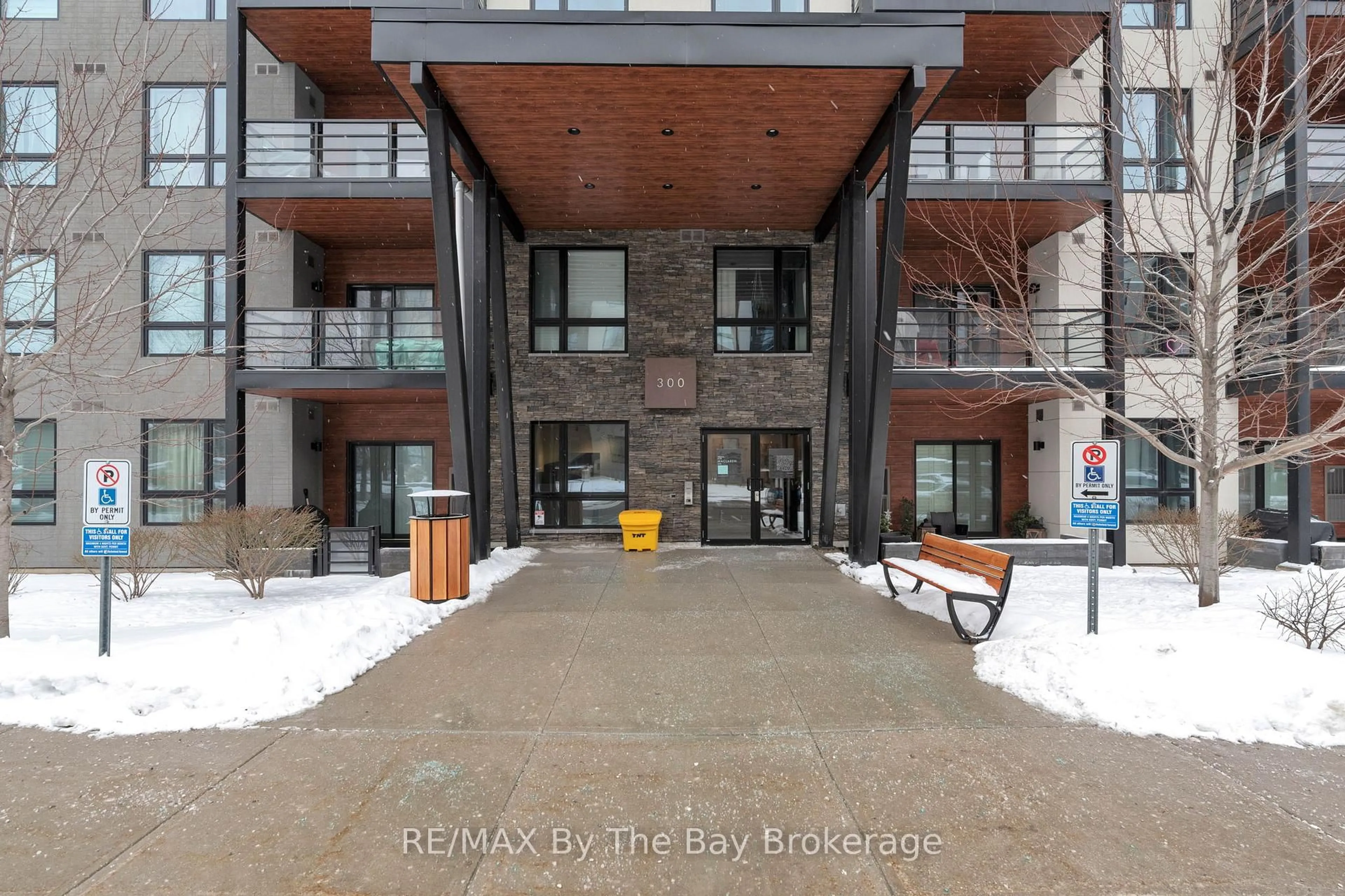 Indoor foyer for 300 ESSA Rd #309, Barrie Ontario L9J 0B9