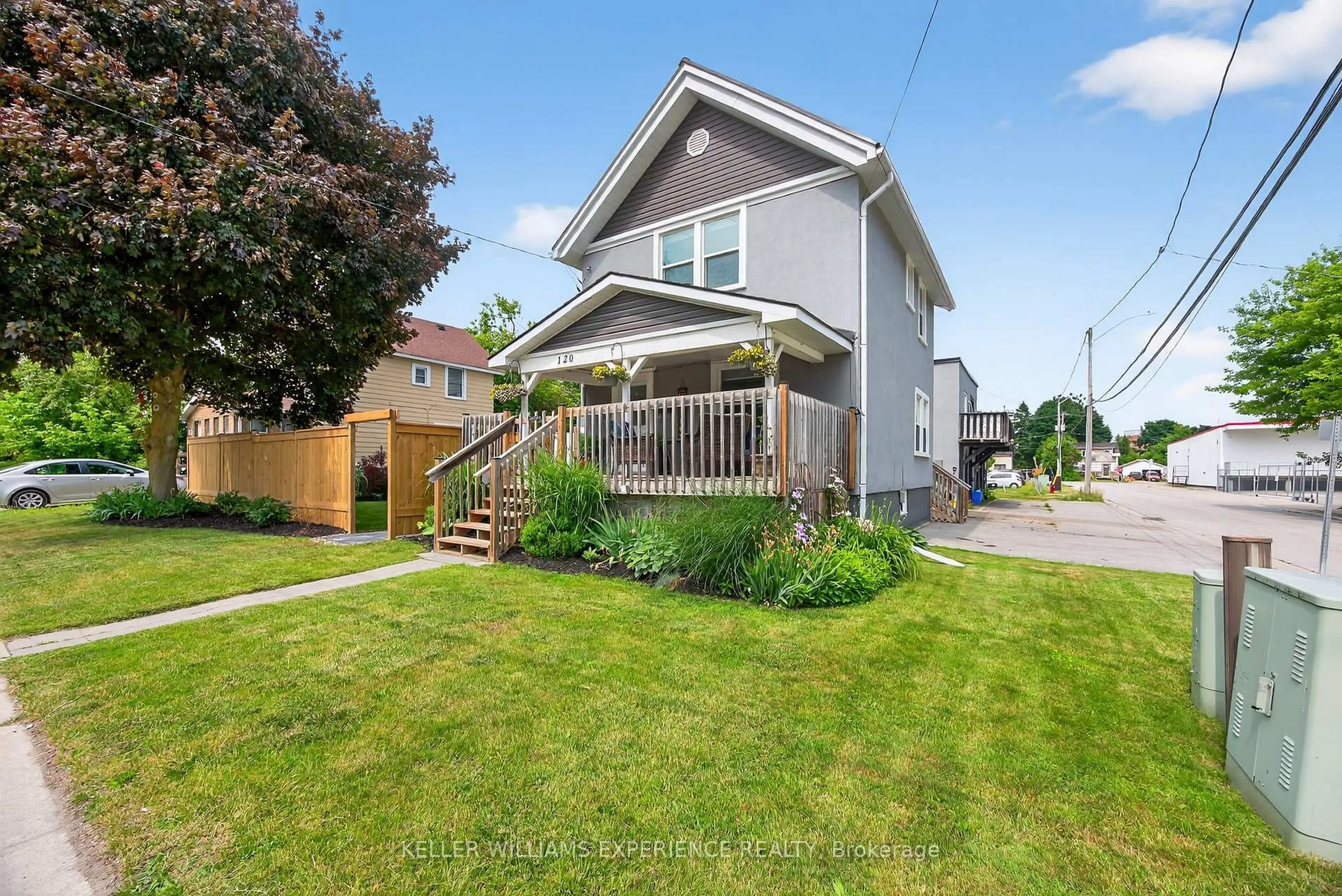 A pic from outside/outdoor area/front of a property/back of a property/a pic from drone, street for 120 DUNLOP St, Orillia Ontario L3V 5P4