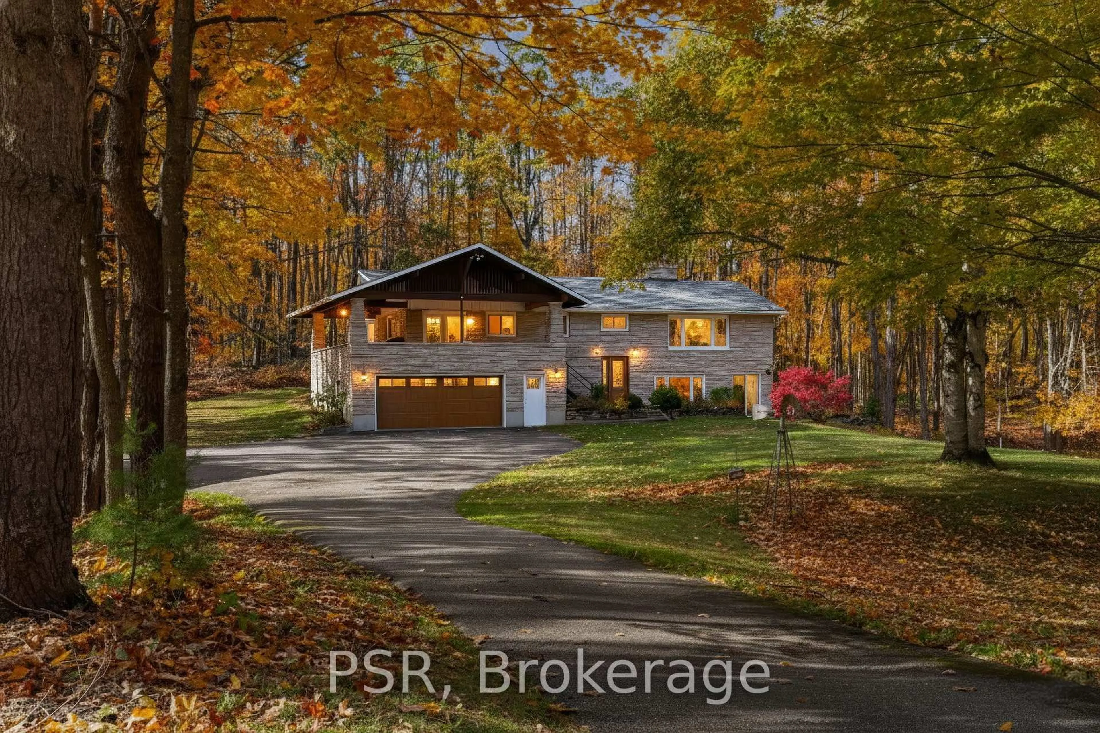Indoor garage for 1632 Old Barrie Rd, Oro-Medonte Ontario L0L 1T0