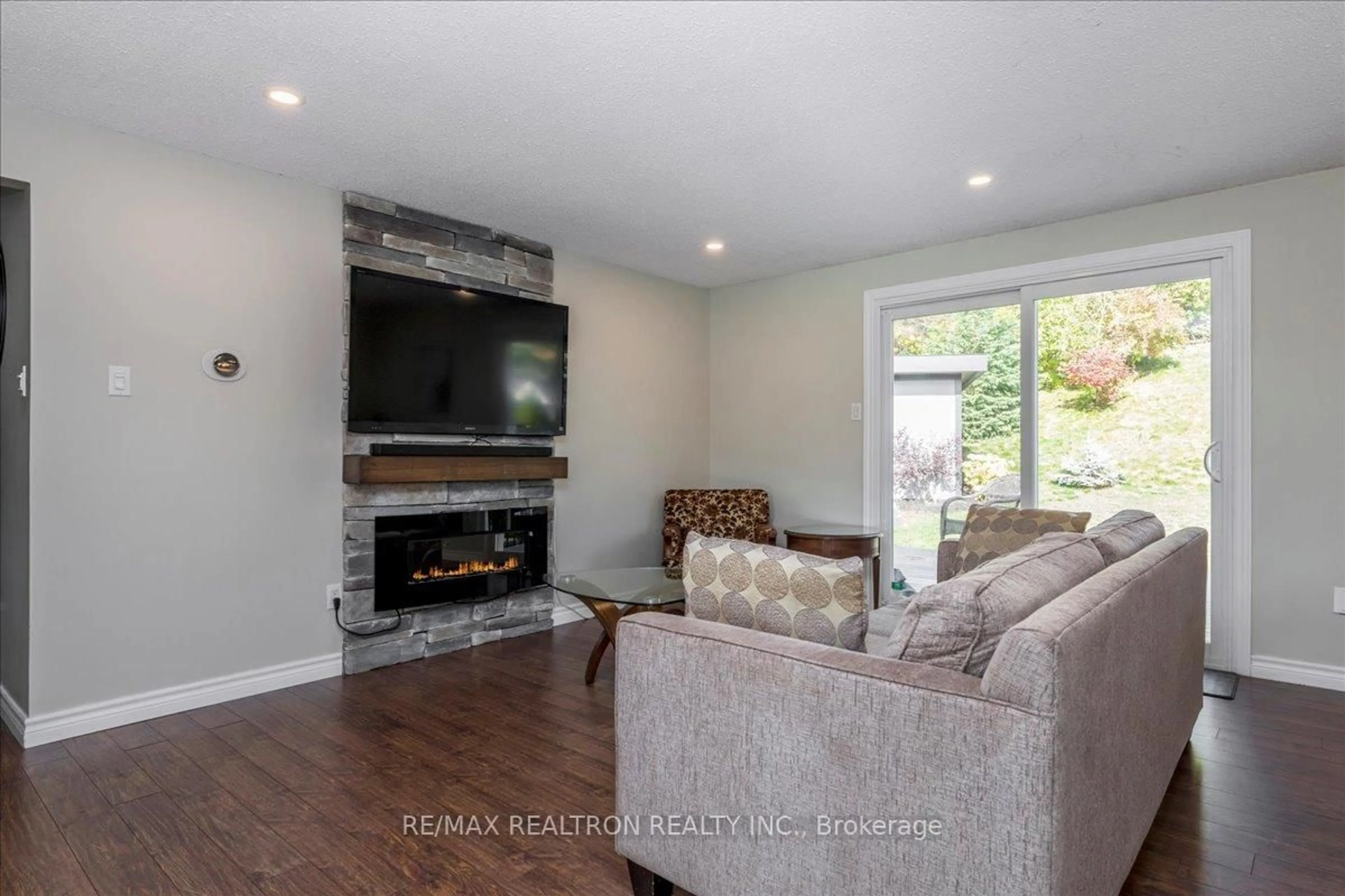 Living room with furniture, unknown for 196 Edgehill Dr, Barrie Ontario L4N 1M1