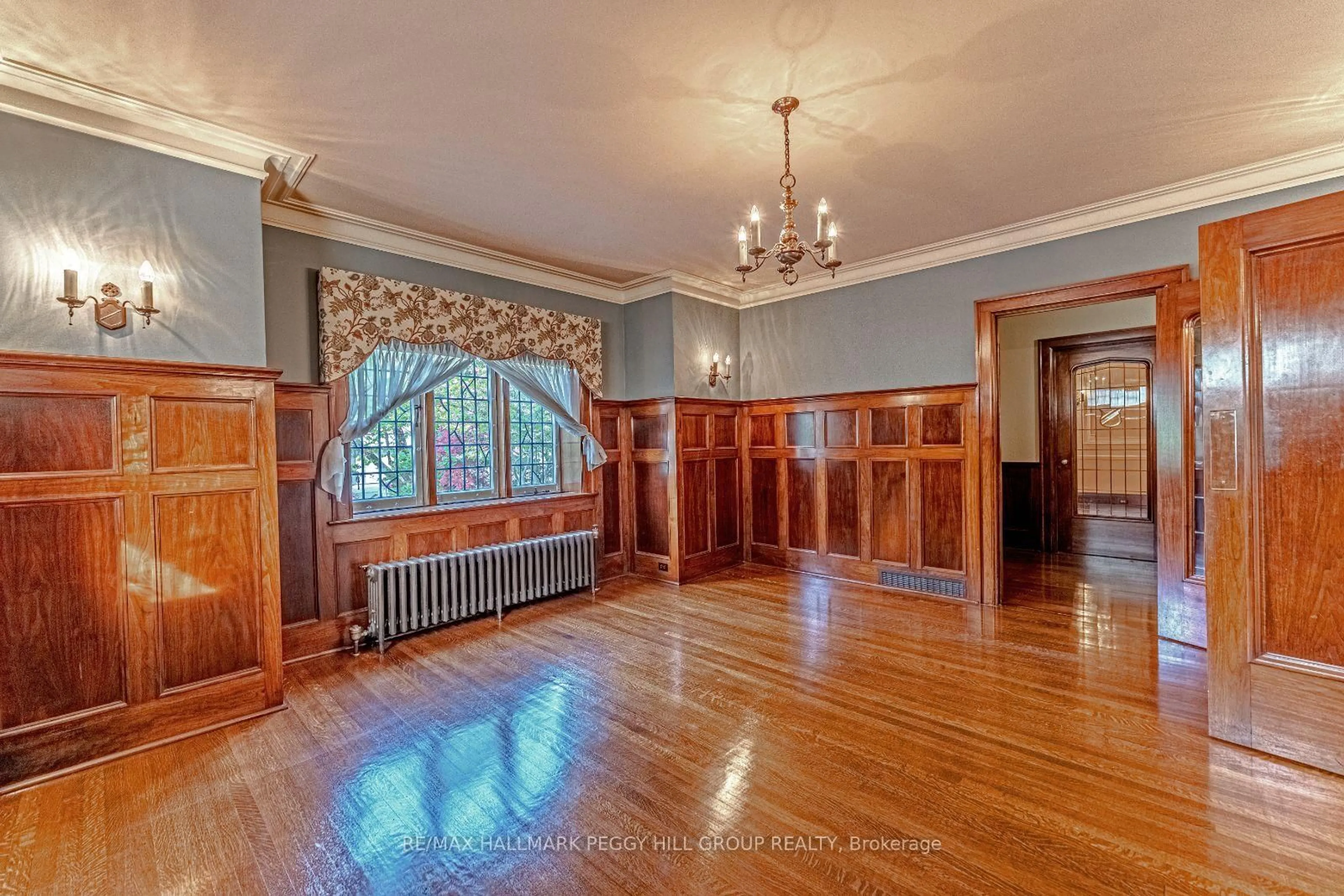 Indoor foyer for 60 High St, Barrie Ontario L4N 1W4