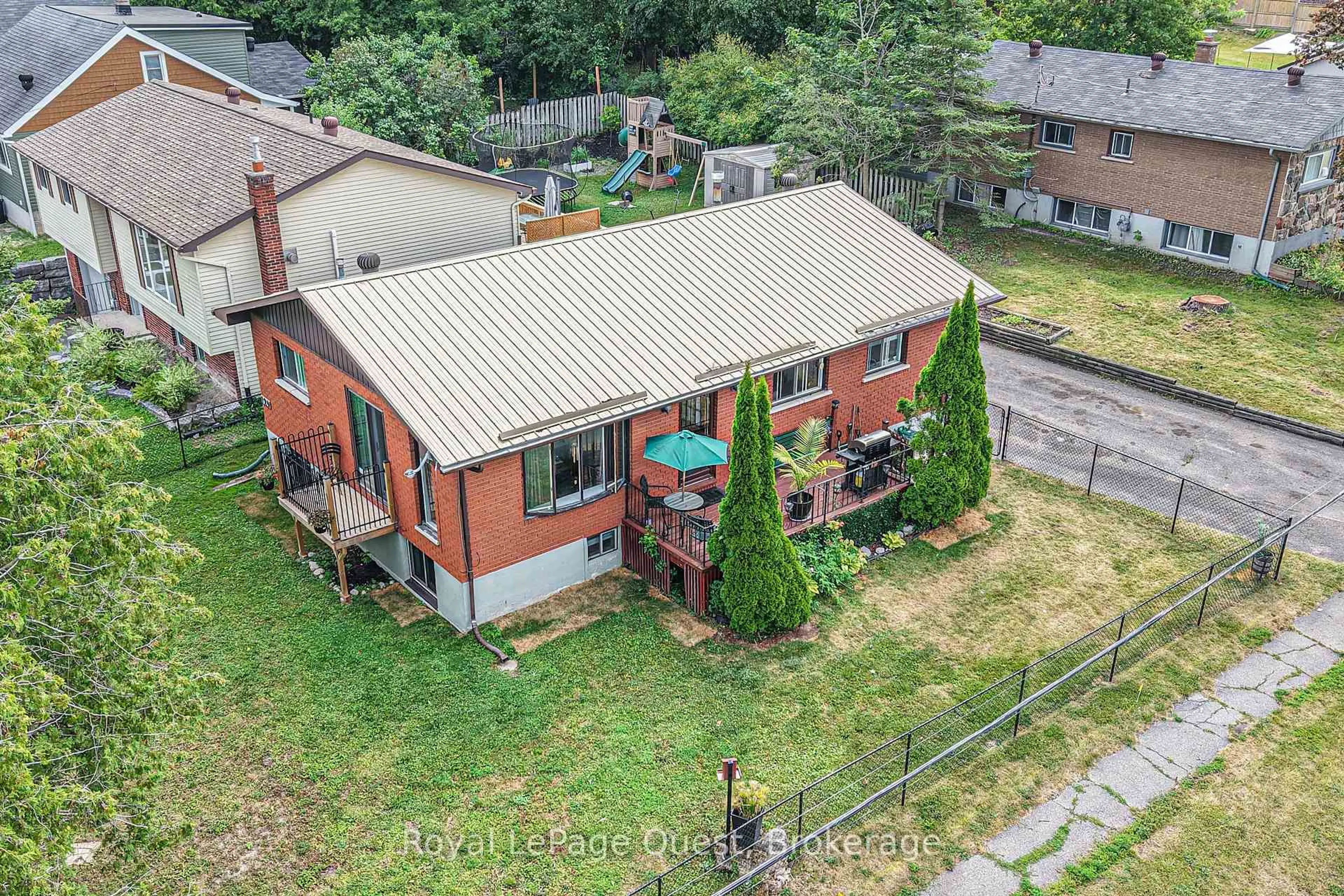A pic from outside/outdoor area/front of a property/back of a property/a pic from drone, unknown for 129 Simcoe St, Orillia Ontario L3V 1G8