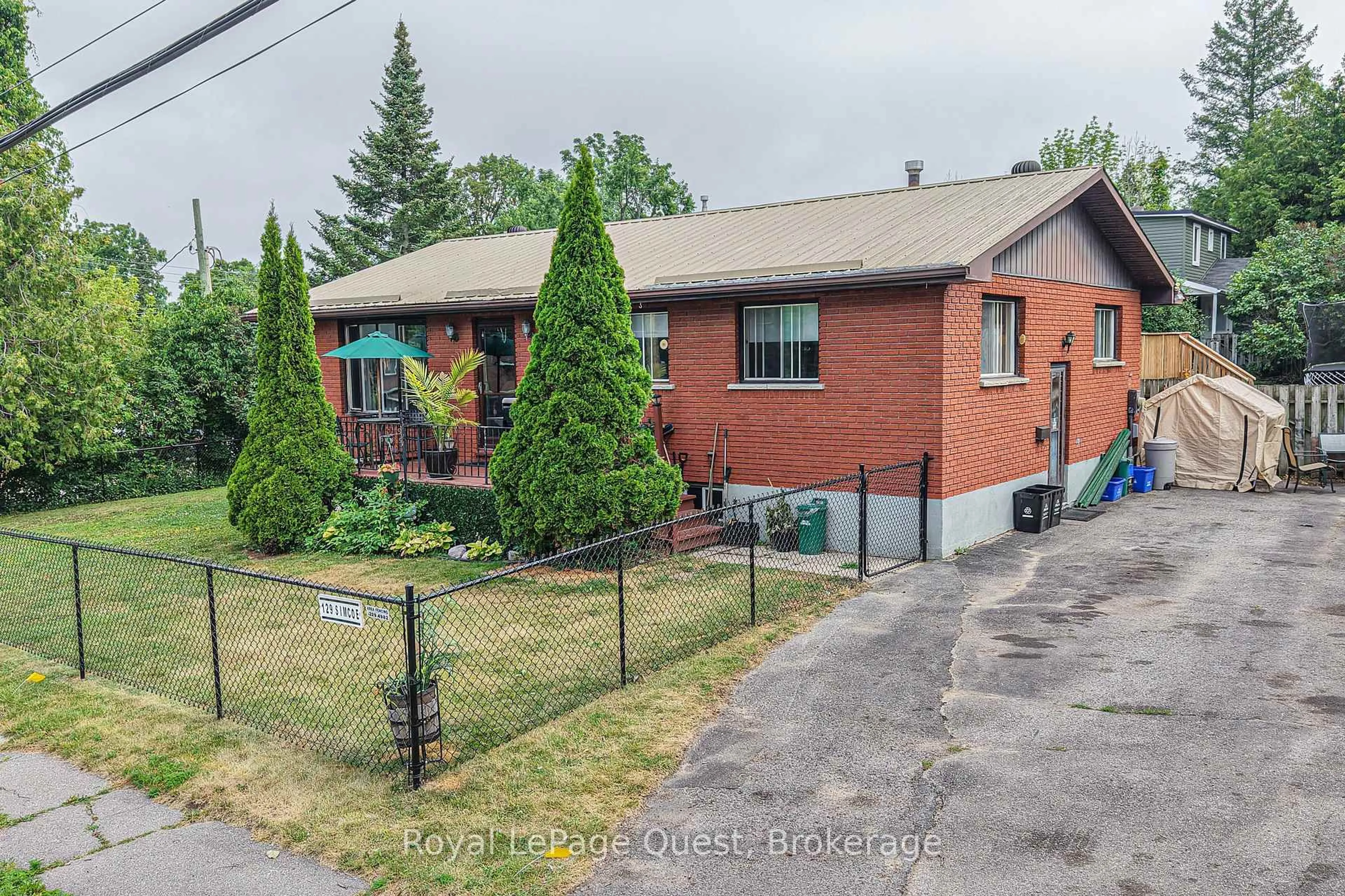 A pic from outside/outdoor area/front of a property/back of a property/a pic from drone, street for 129 Simcoe St, Orillia Ontario L3V 1G8
