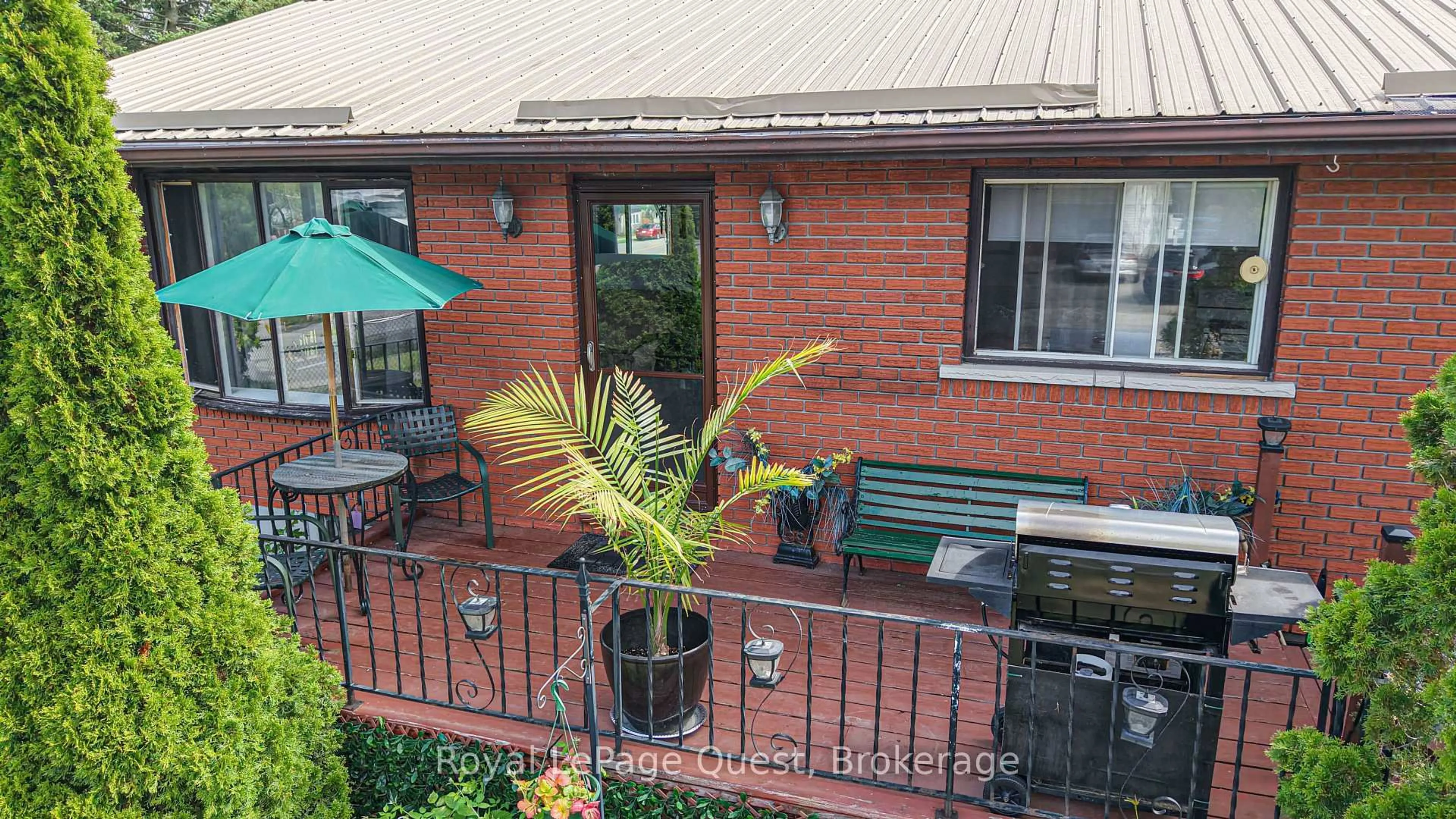 A pic from outside/outdoor area/front of a property/back of a property/a pic from drone, city buildings view from balcony for 129 Simcoe St, Orillia Ontario L3V 1G8