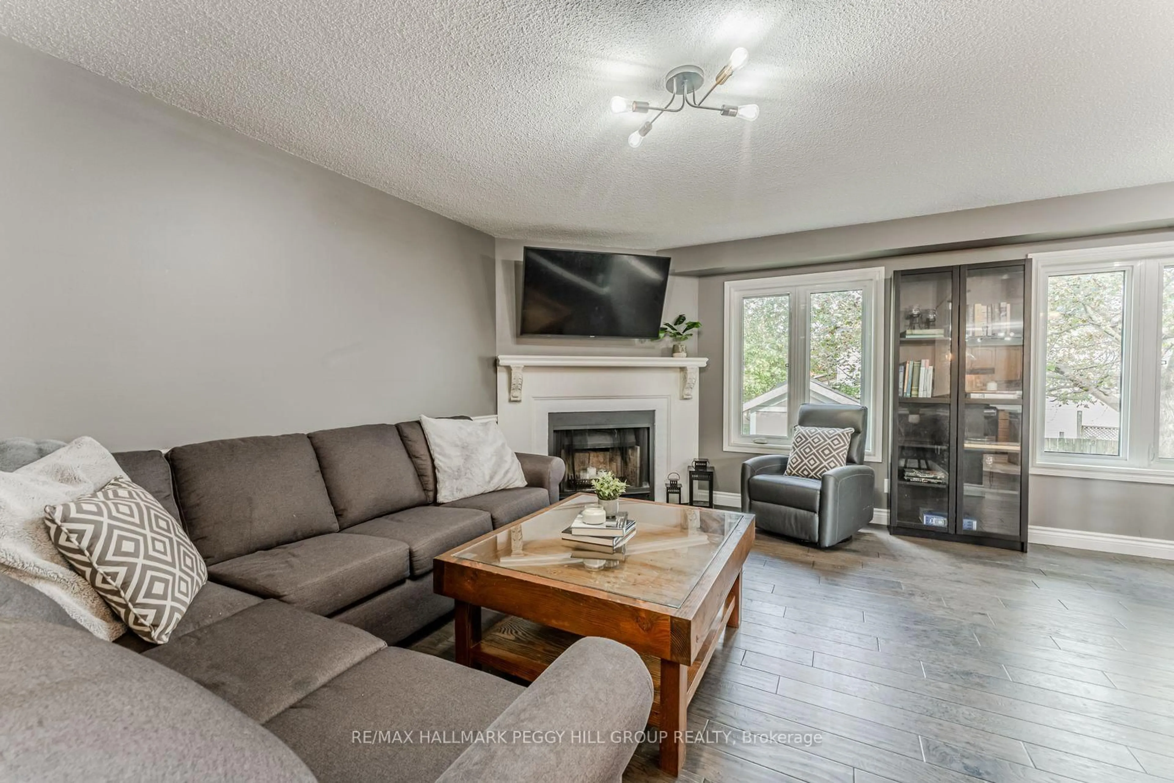 Living room with furniture, wood/laminate floor for 41 Penton Dr, Barrie Ontario L4N 7A3