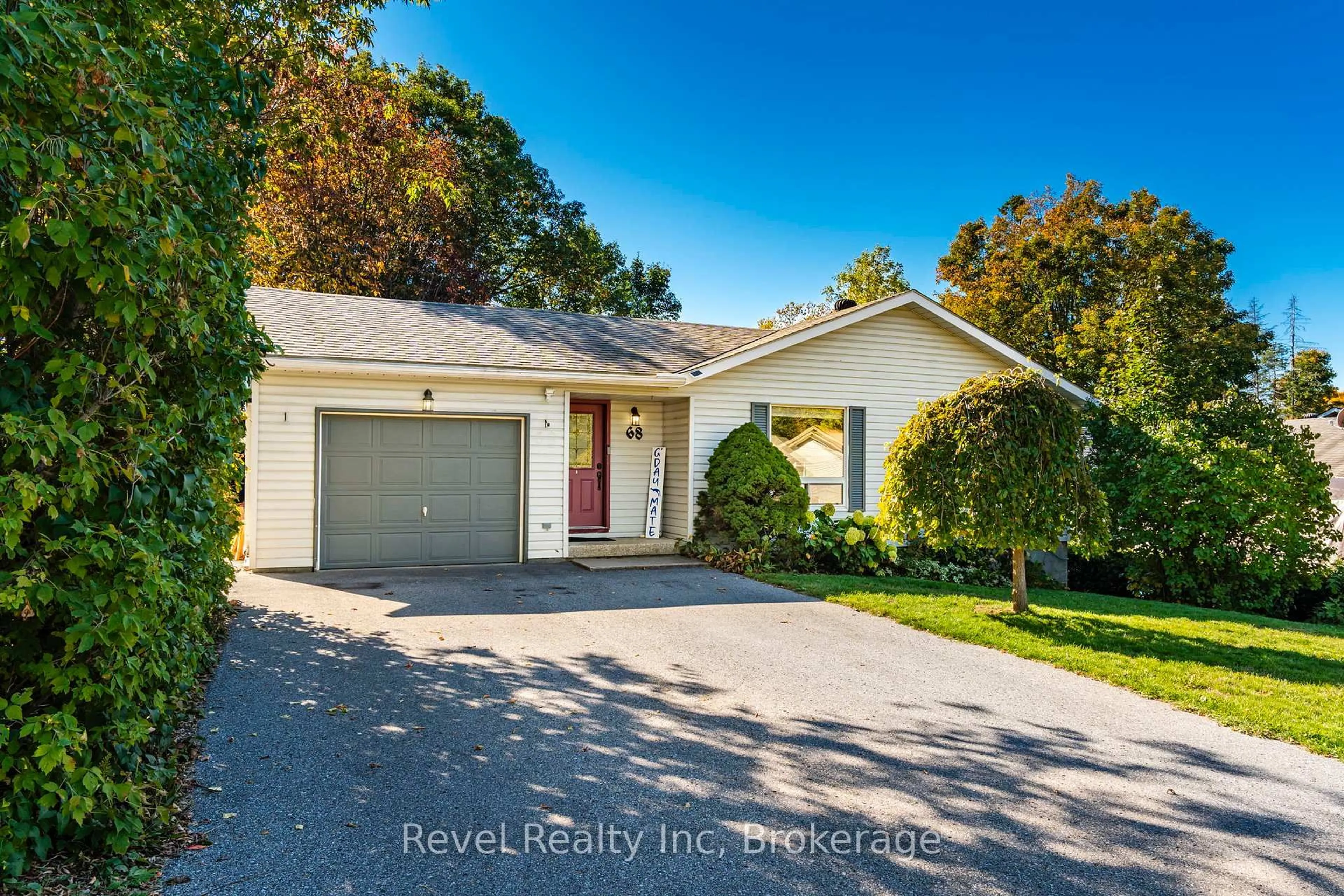 Home with vinyl exterior material, street for 68 Broad St, Penetanguishene Ontario L9M 1G2