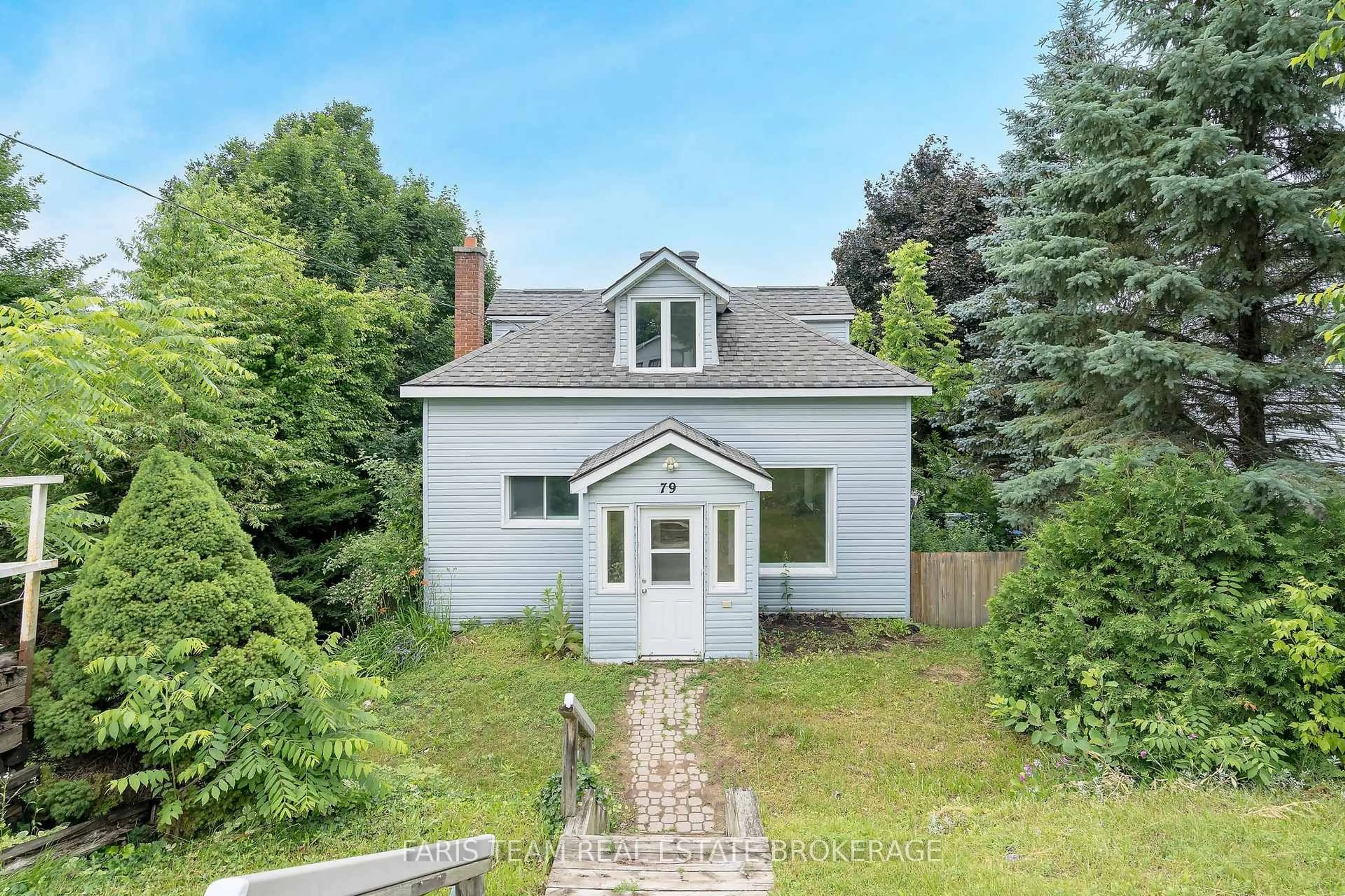 A pic from outside/outdoor area/front of a property/back of a property/a pic from drone, unknown for 79 Poyntz St, Penetanguishene Ontario L9M 1N9