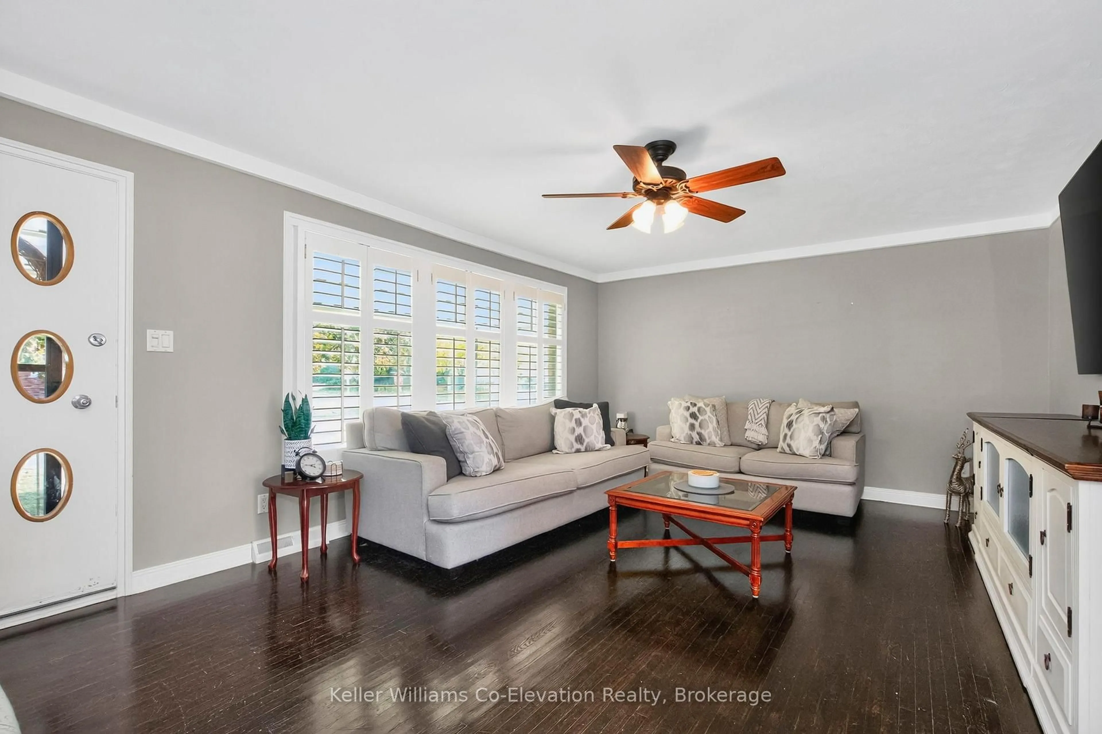 Living room with furniture, wood/laminate floor for 768 Bay St, Midland Ontario L4R 1M4