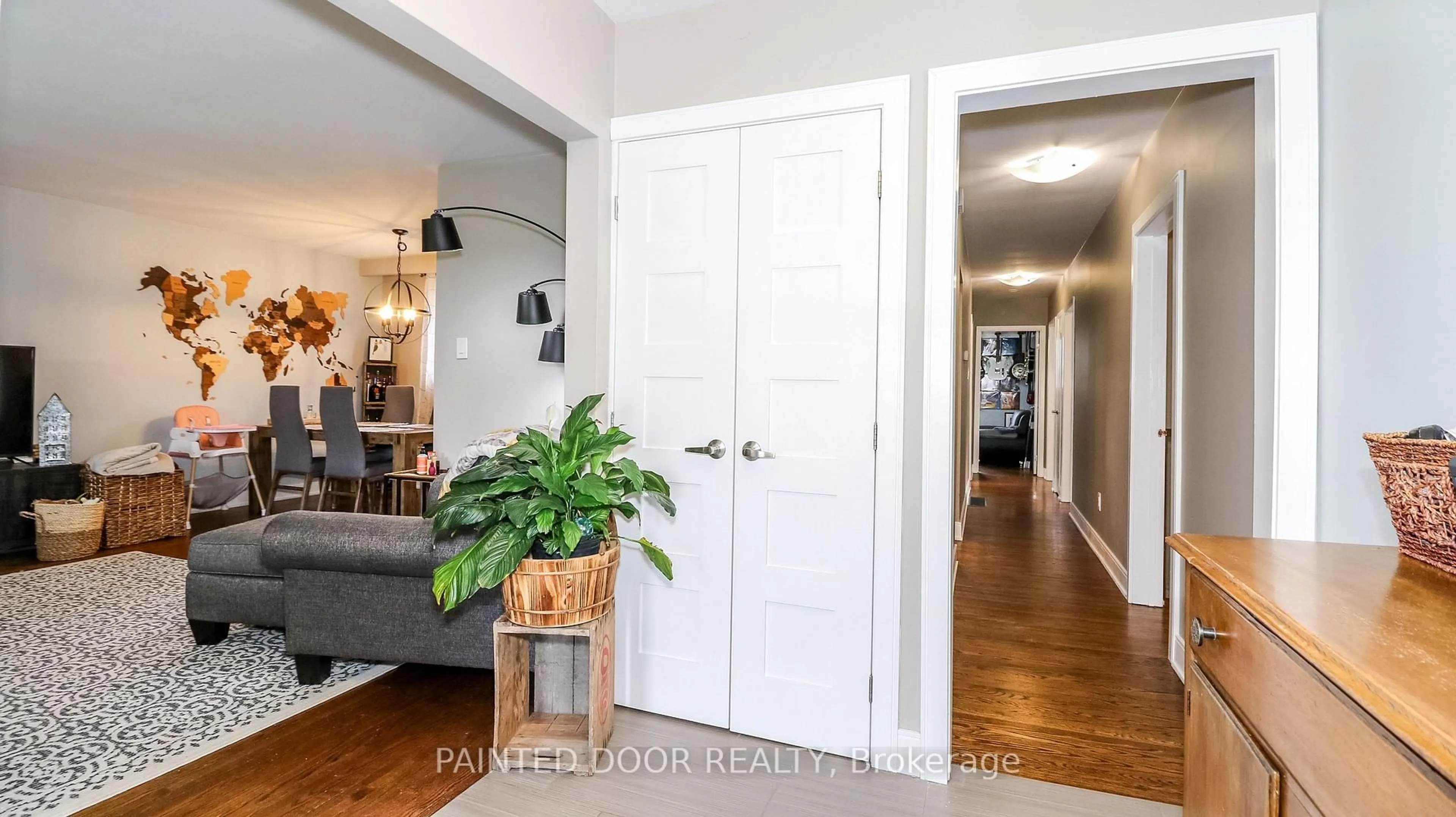 Indoor entryway for 14 Steel St, Barrie Ontario L4M 2E5