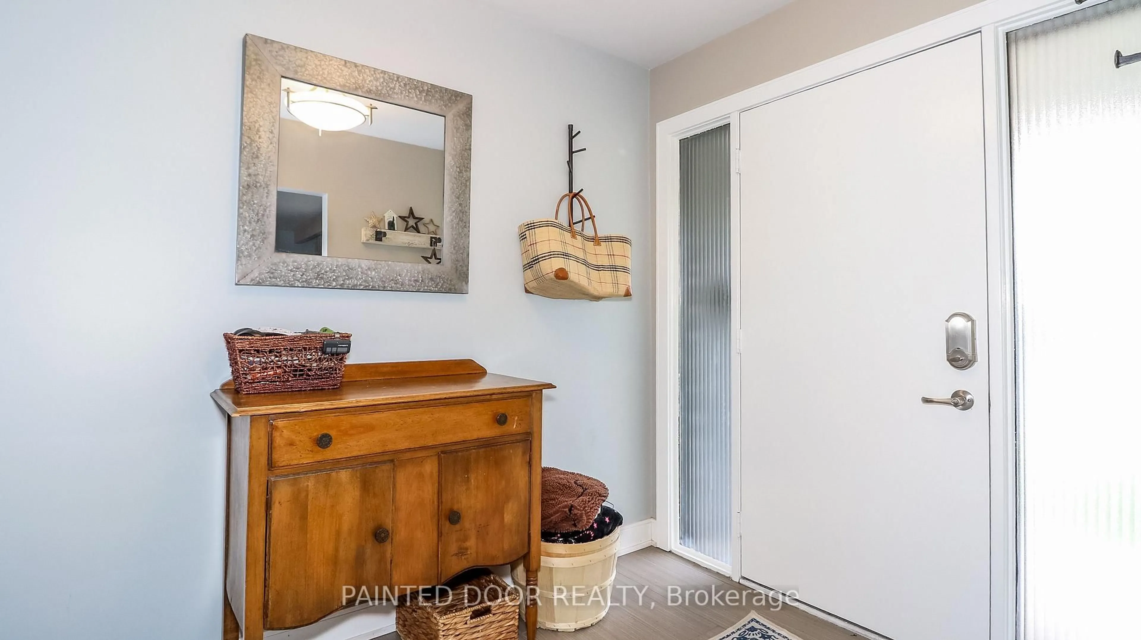 Indoor entryway for 14 Steel St, Barrie Ontario L4M 2E5