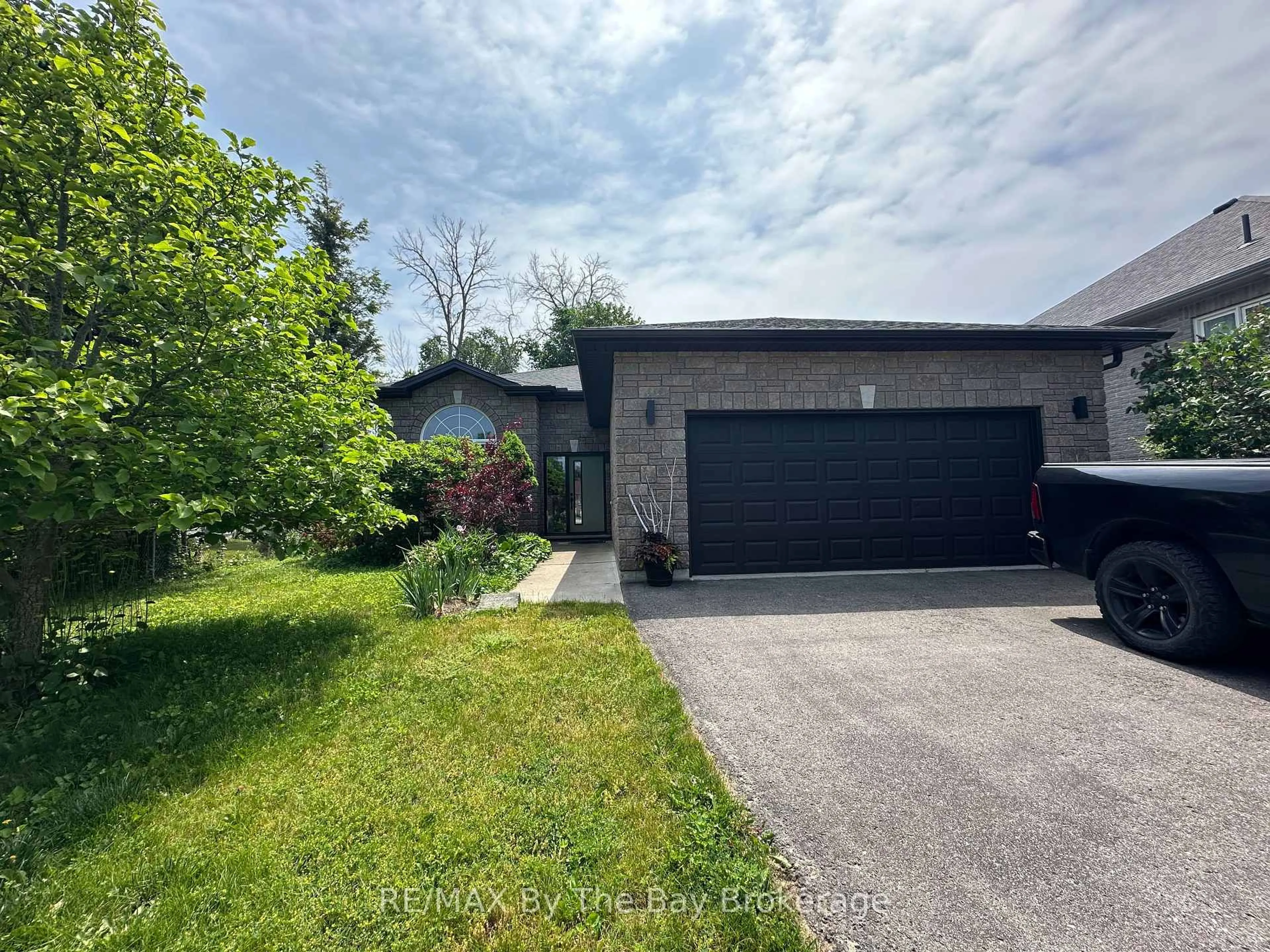 A pic from outside/outdoor area/front of a property/back of a property/a pic from drone, street for 4 Woodside Crt, Wasaga Beach Ontario L9Z 1H6