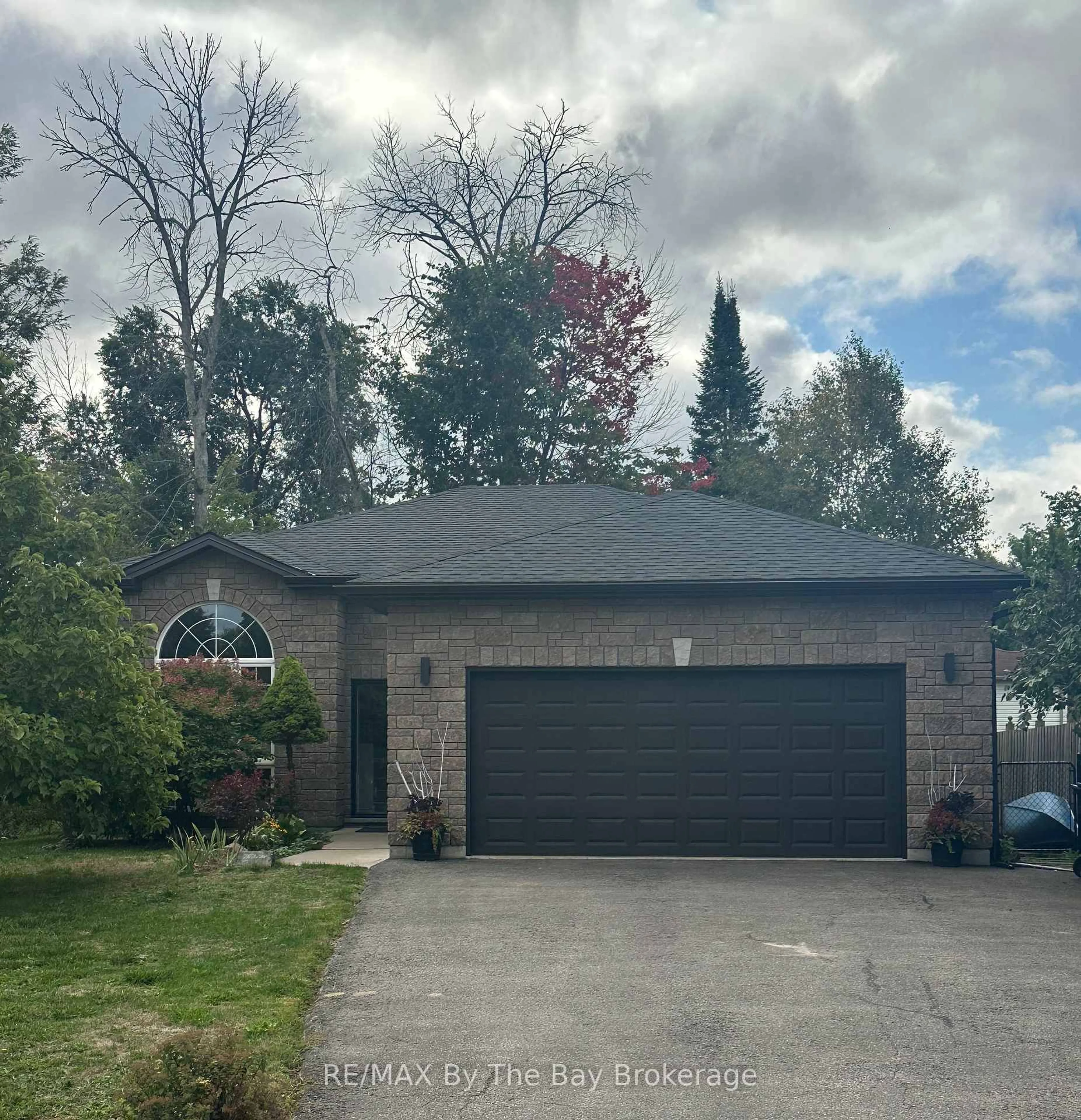 Home with brick exterior material, street for 4 Woodside Crt, Wasaga Beach Ontario L9Z 1H6