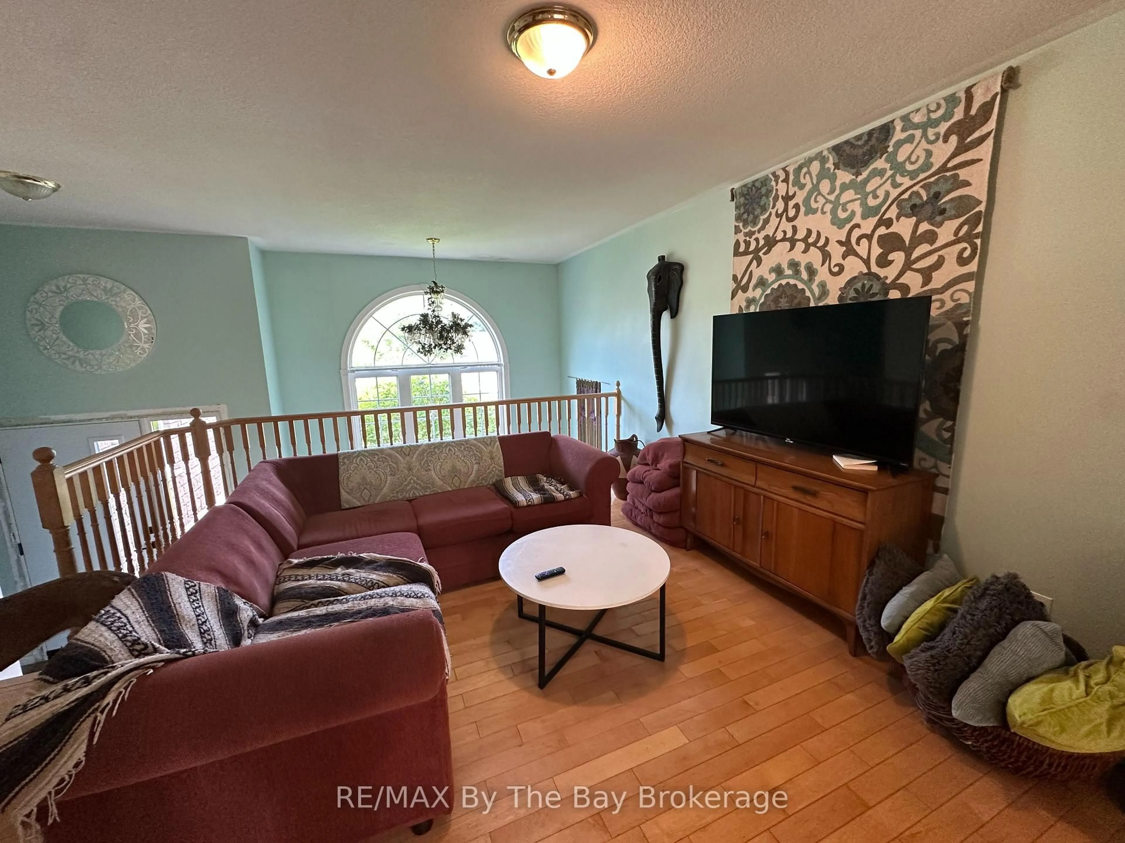 Living room with furniture, unknown for 4 Woodside Crt, Wasaga Beach Ontario L9Z 1H6