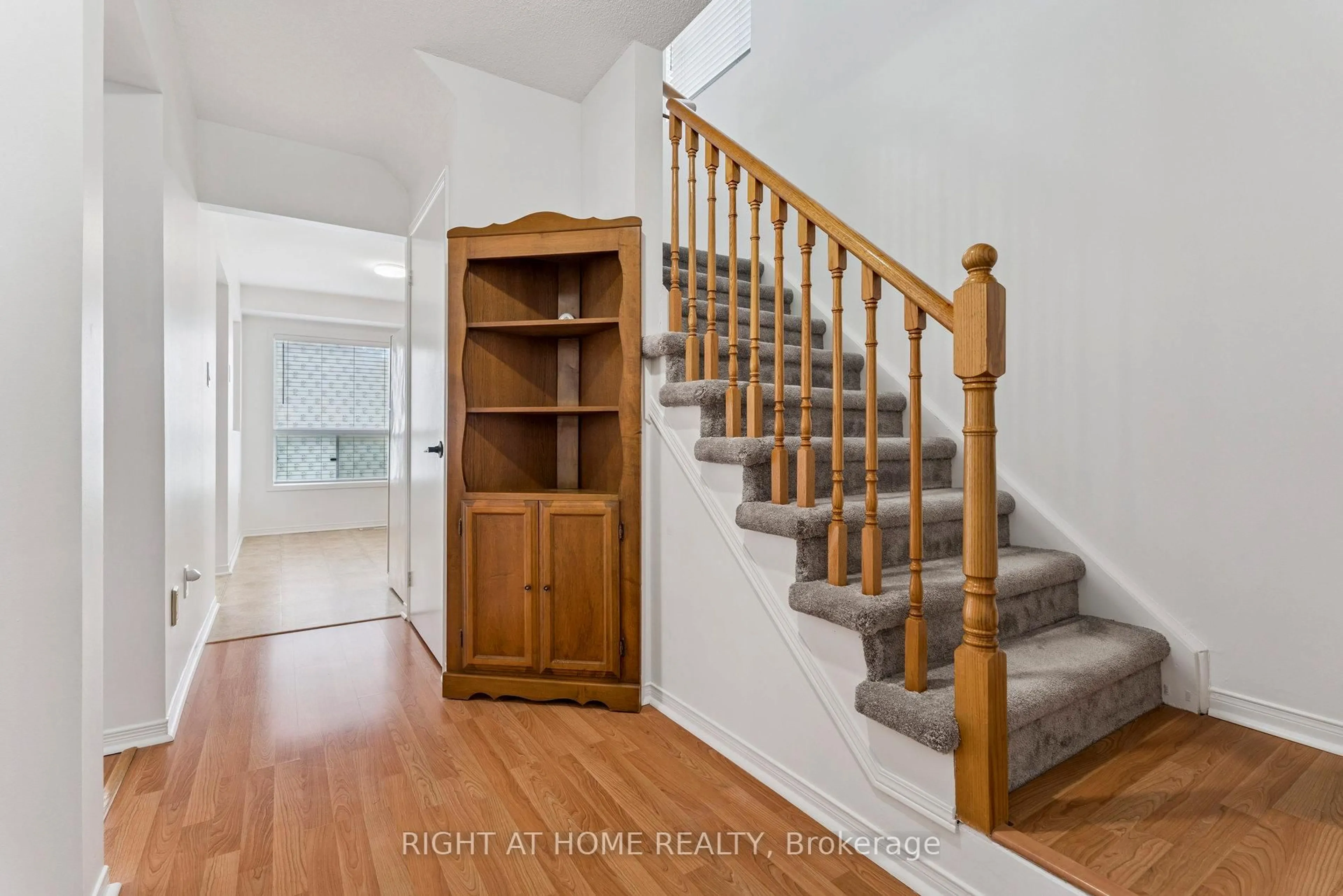 Indoor entryway for 115 Laidlaw Dr, Barrie Ontario L4N 7R9