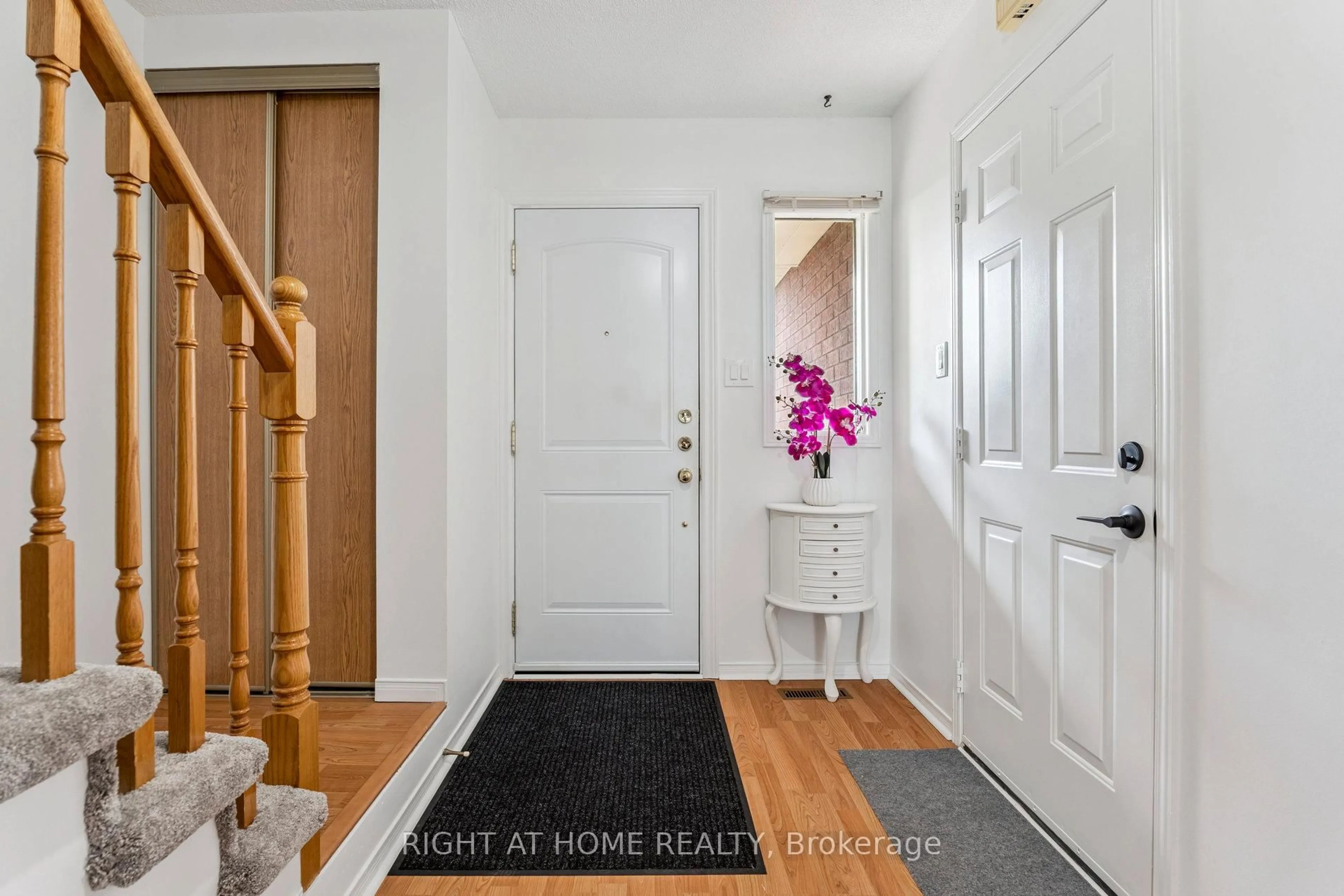 Indoor entryway for 115 Laidlaw Dr, Barrie Ontario L4N 7R9