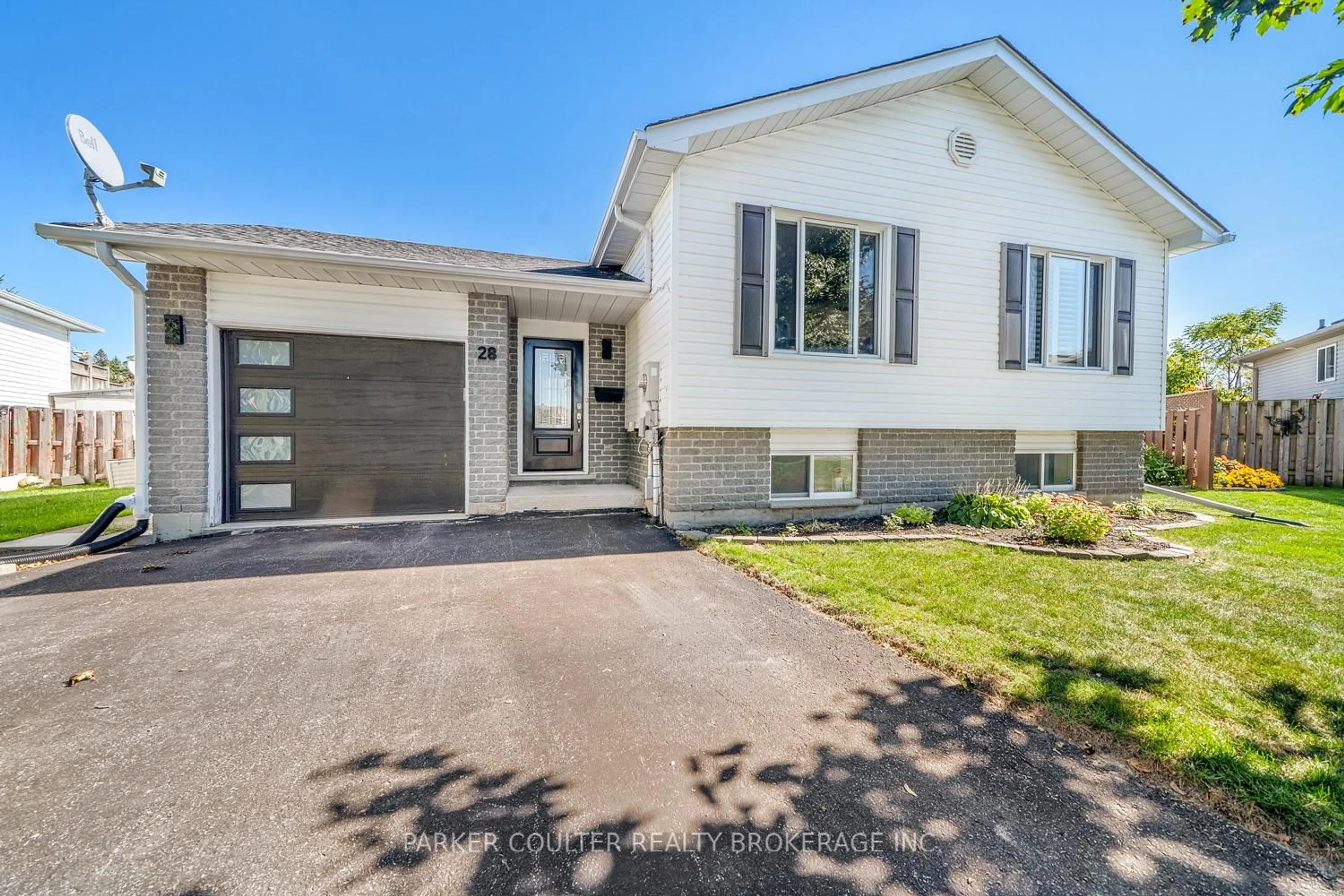 Home with vinyl exterior material, street for 28 Keith St, Orillia Ontario L3V 7V6