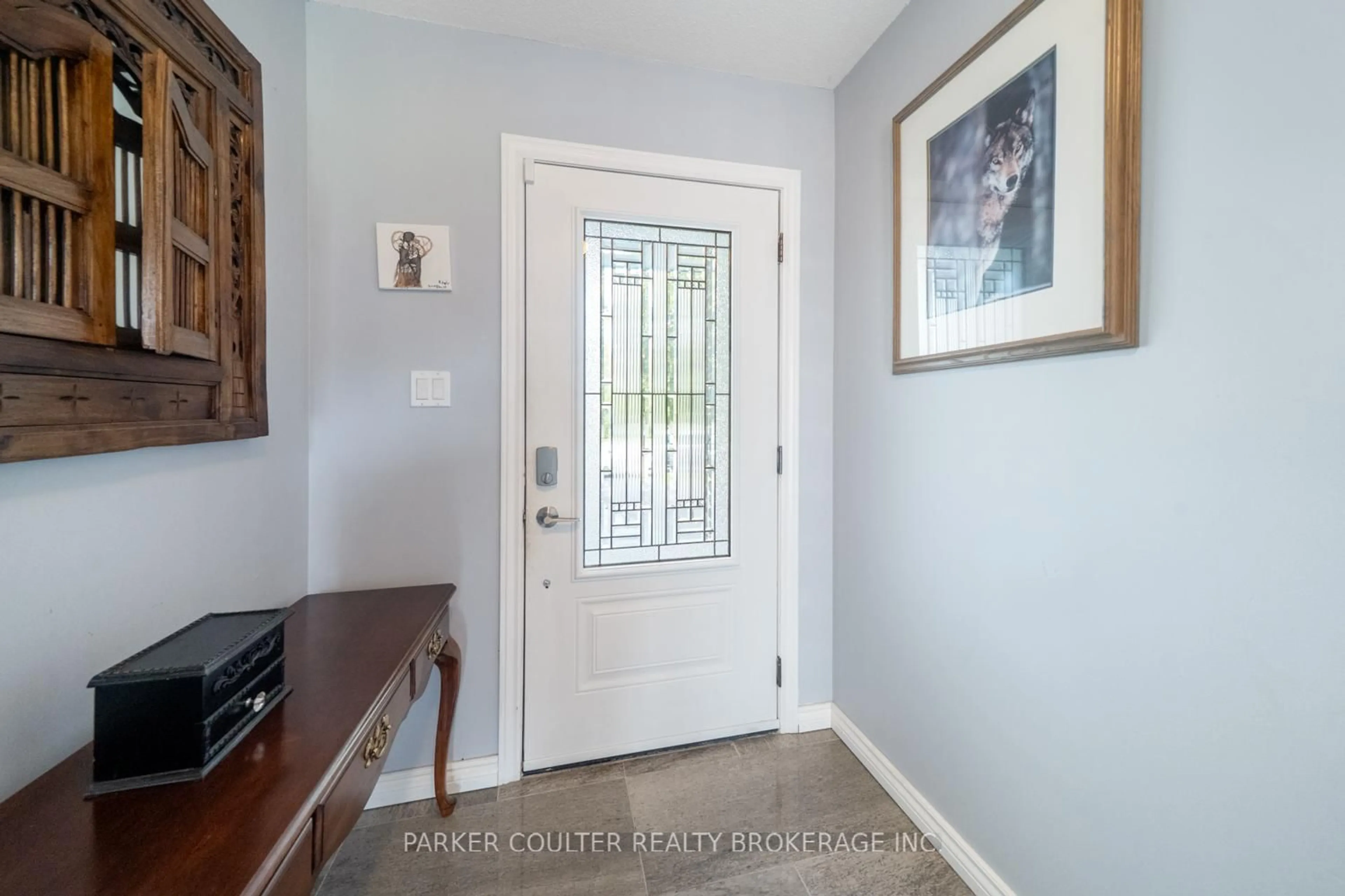 Indoor entryway for 28 Keith St, Orillia Ontario L3V 7V6