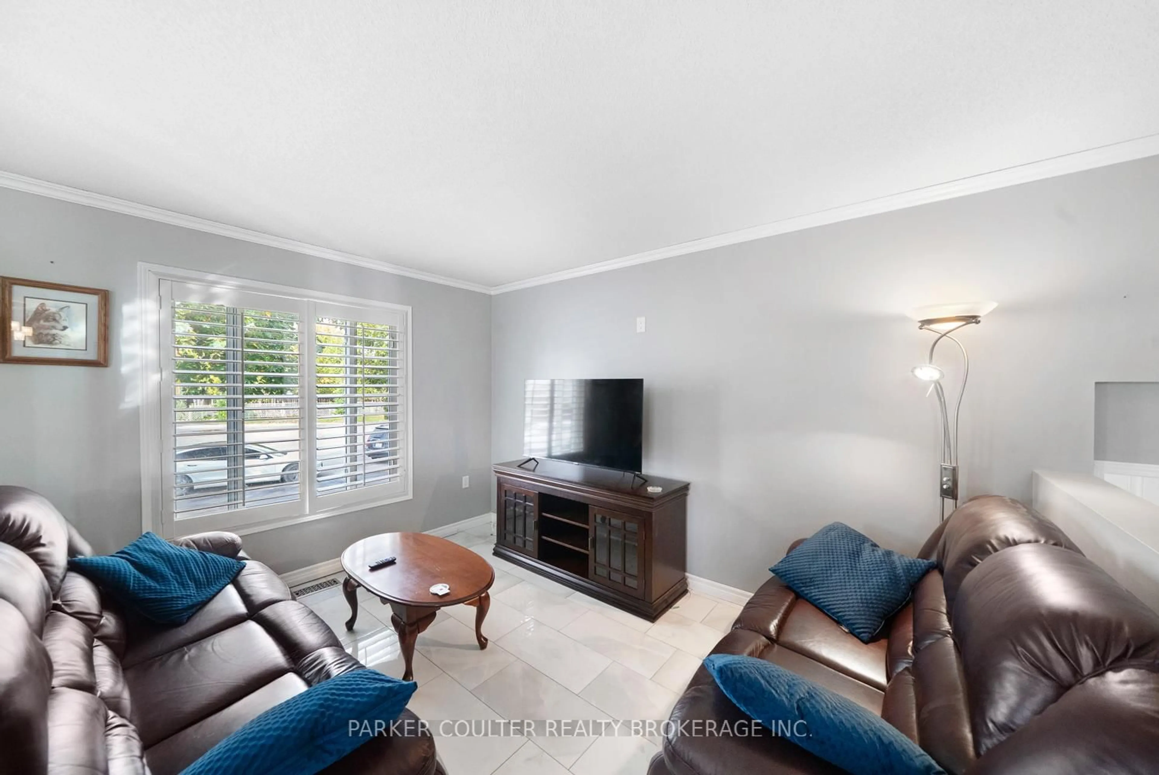 Living room with furniture, unknown for 28 Keith St, Orillia Ontario L3V 7V6